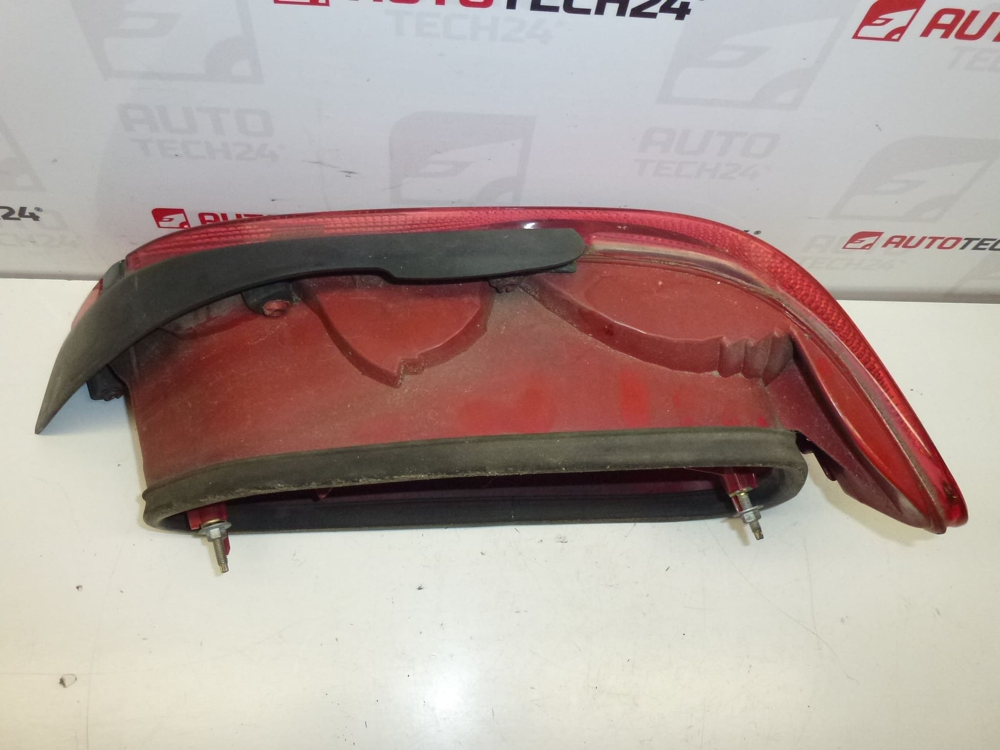 Ľavé Zadné Svetlo s Lištou Peugeot 406 4 Dvere 9630364877 6350L5 – Obrázok 2