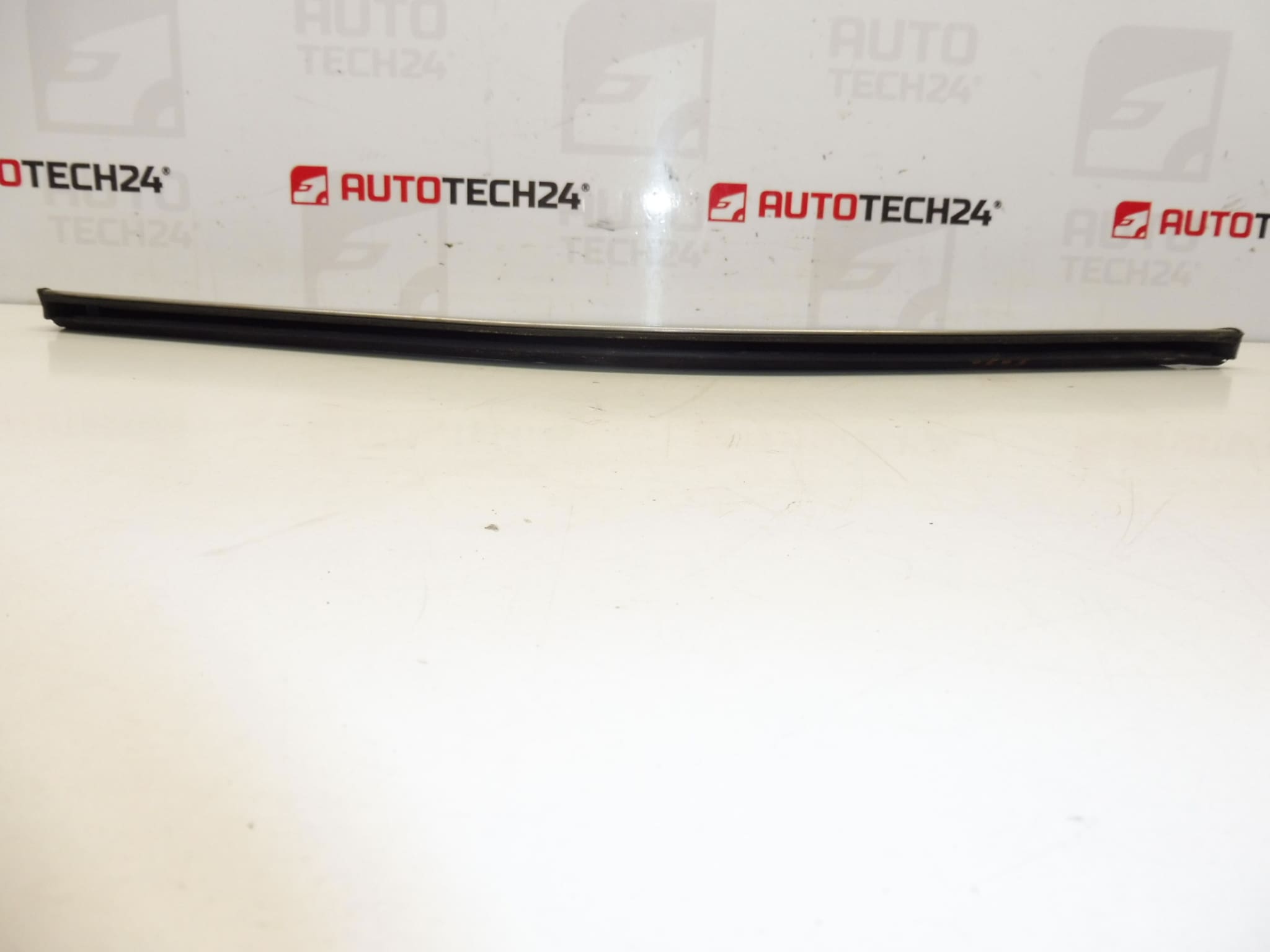 Lišta CHROM pre pravý predný blatník Citroën C4 Picasso 7841W2 – Obrázok 2