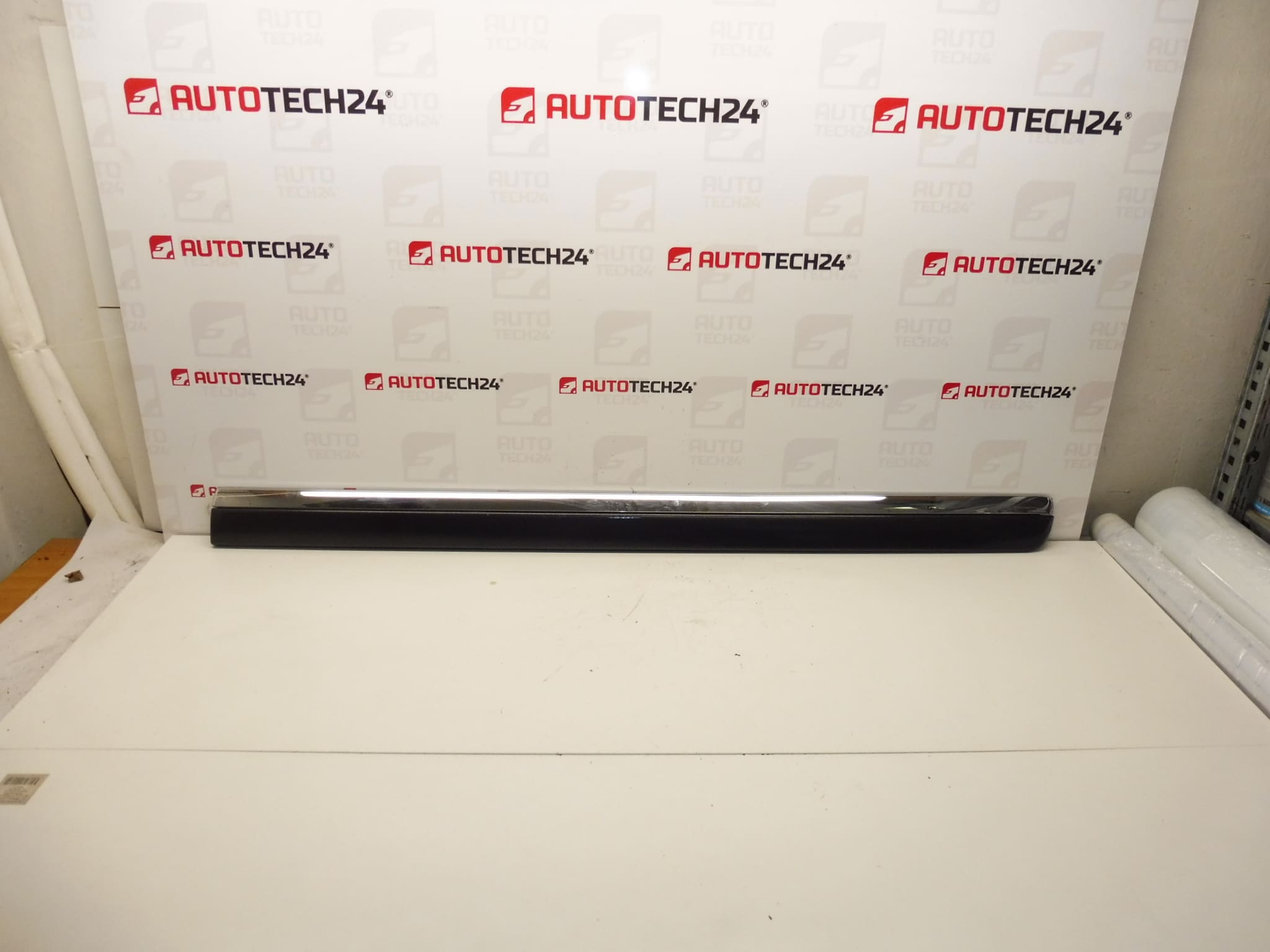 Lišta ľavých zadných dverí Citroen C8 Peugeot 807 EYJ 1401029977 8546W2