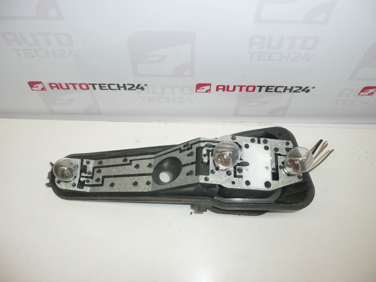Pätica ľavej zadnej lampy Peugeot 206 Combi 6350R4 s kabelážou
