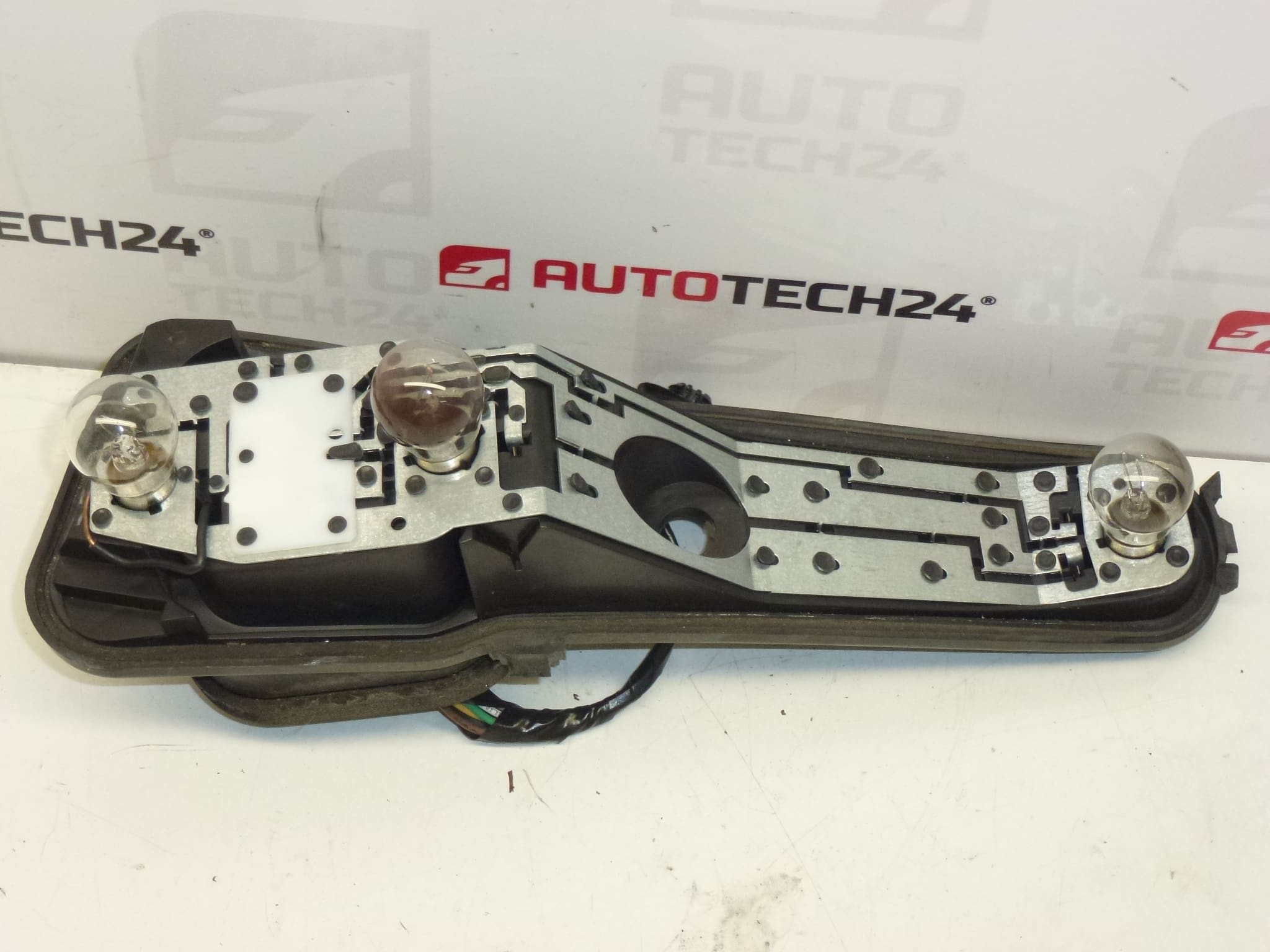 Patica Pravého Zadného Svetla Peugeot 206 Combi 6351R4 s Káblážou – Obrázok 2