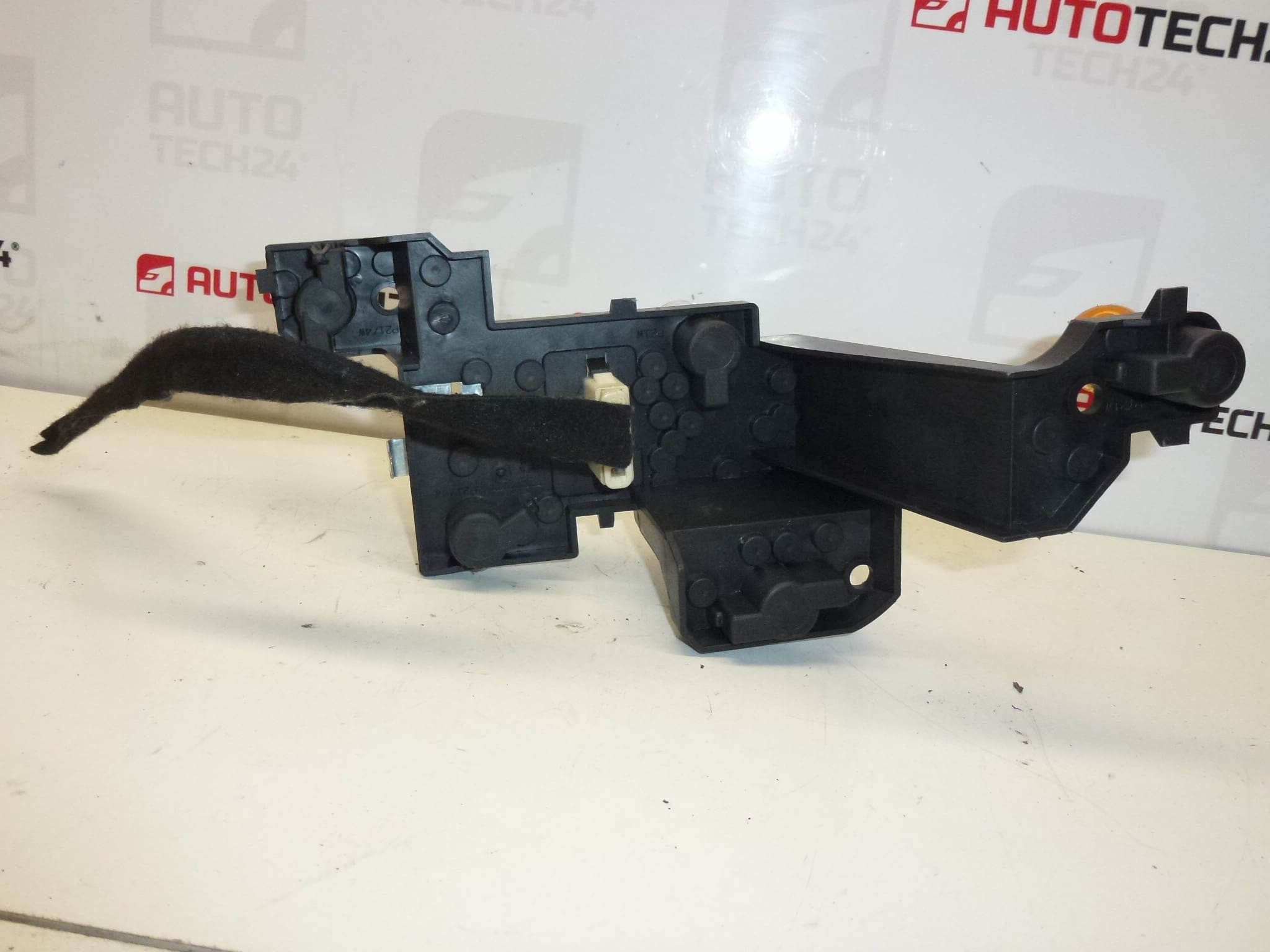 Patica s káblovým zväzkom pravej zadnej lampy Peugeot 407 sedan 6351GE – Obrázok 2