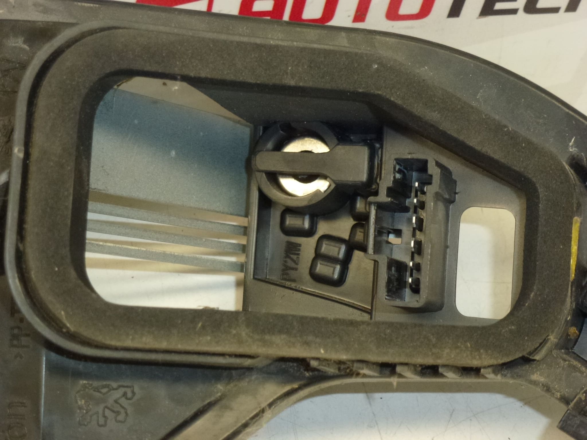 Patica žiarovky zadnej ľavej lampy Peugeot 207 6350Y7 – Obrázok 2