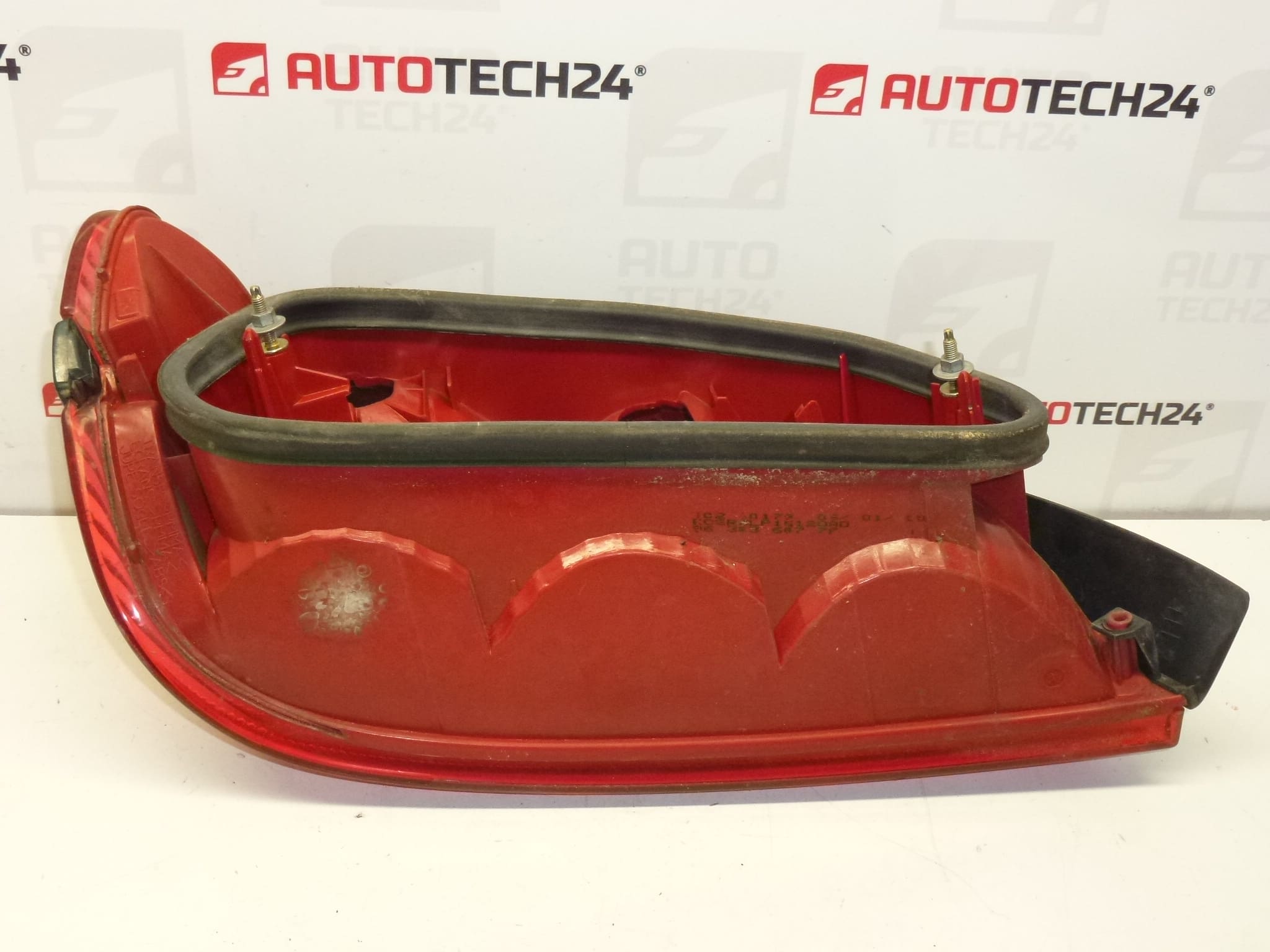 Pravá zadná lampa s lištou Peugeot 406 4 dvere 9630364777 6351L5 – Obrázok 2