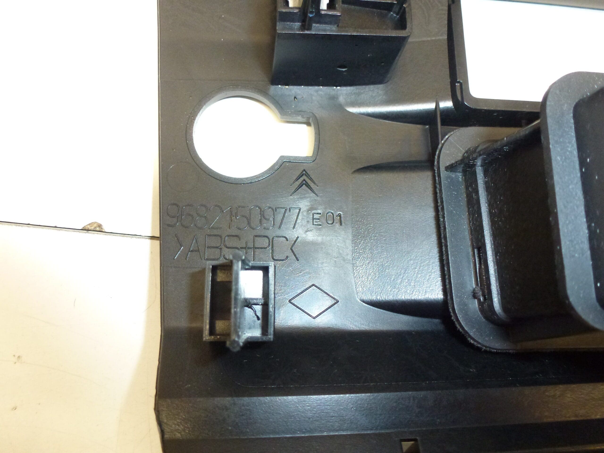 Stredový rámček Citroën C4 9682150977 8212YA – Obrázok 2