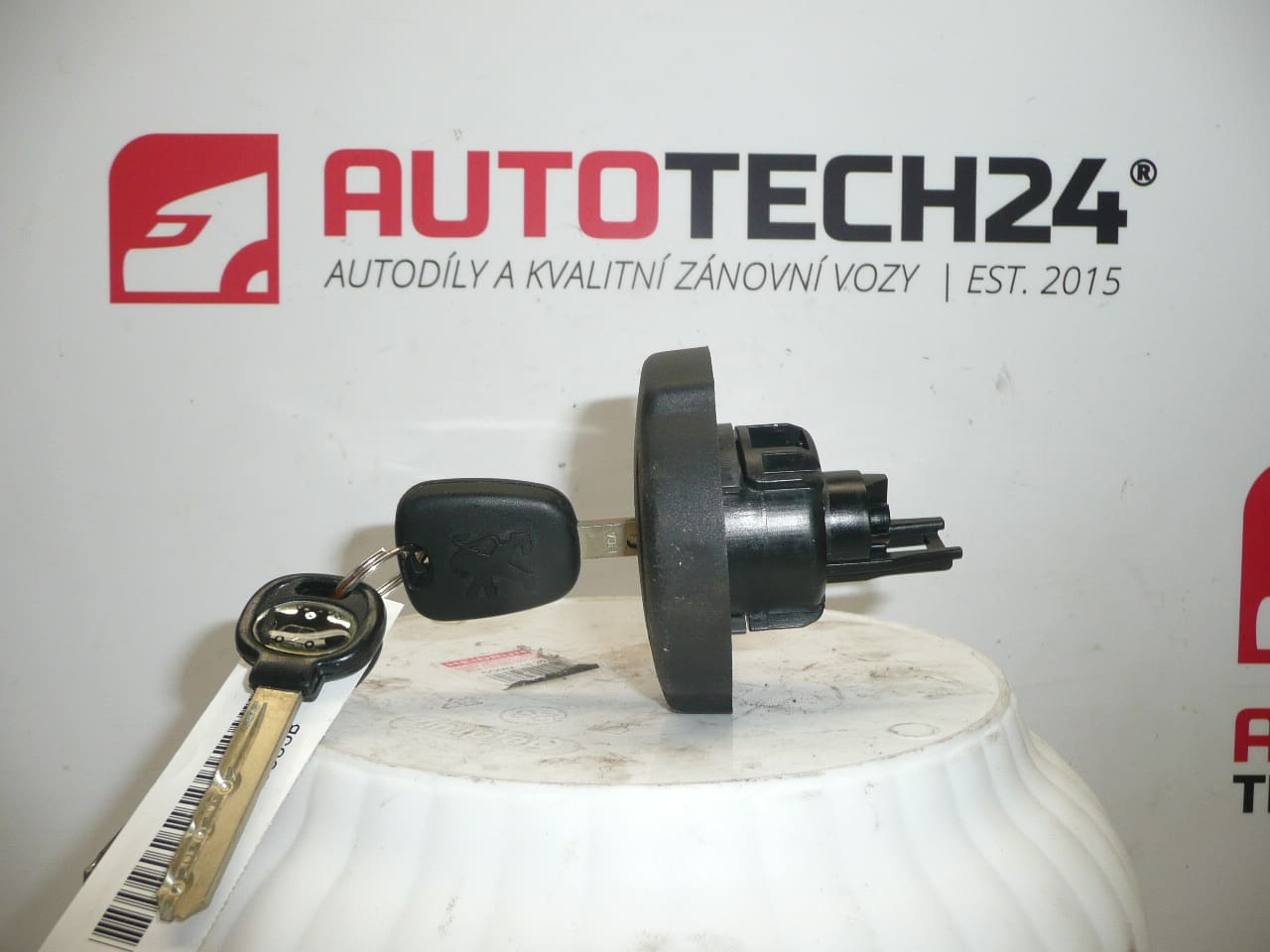 Viečko nádrže s kľúčom Citroën Peugeot 1508L7