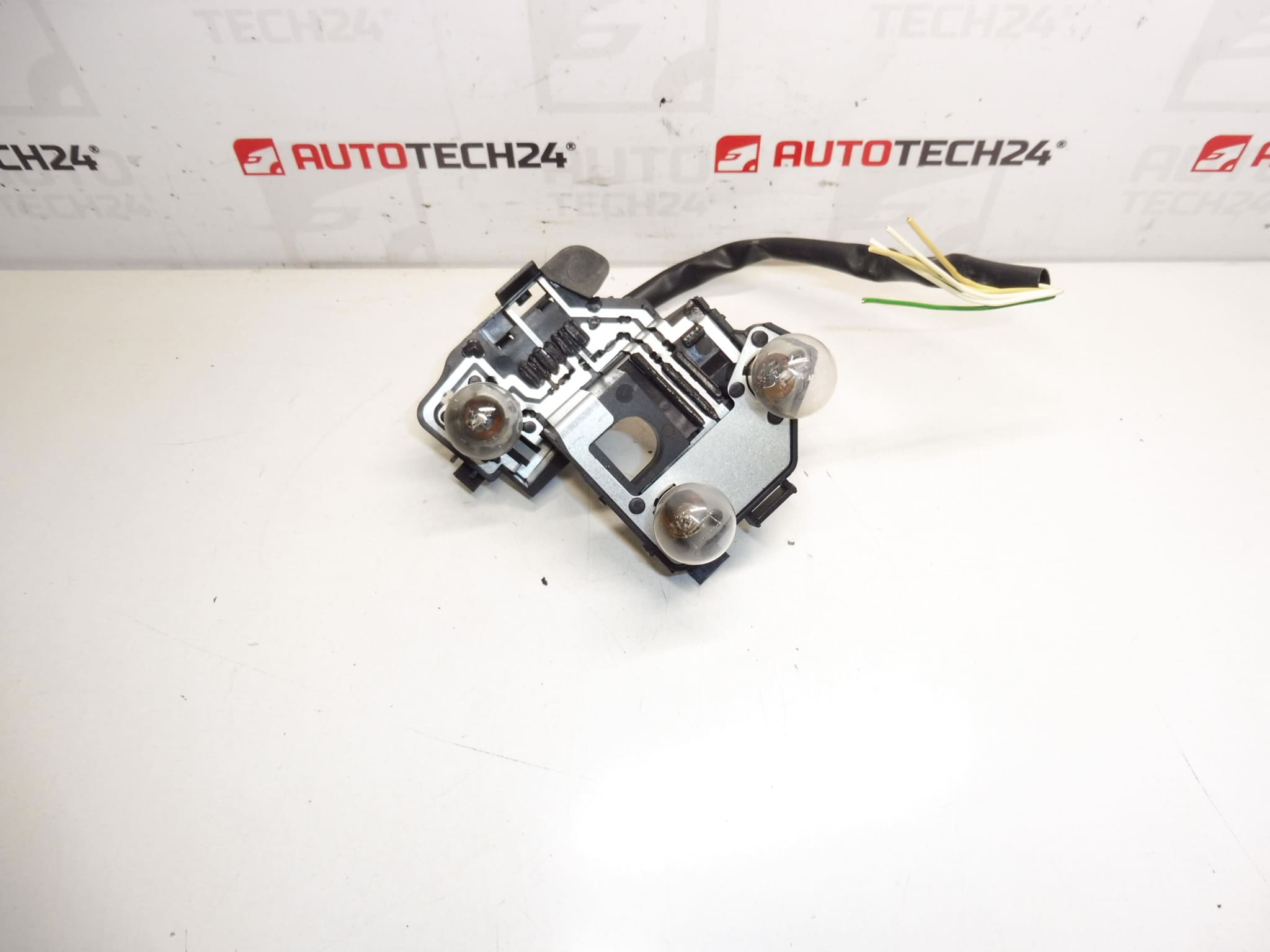 Pätica pravej zadnej lampy s kabelážou Peugeot 206 CC 6351S1