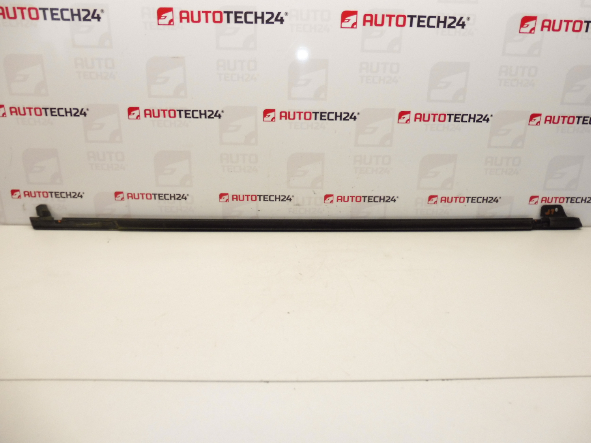 Lišta CHROM pre ľavé predné dvere Citroen C4 Picasso 9334P7