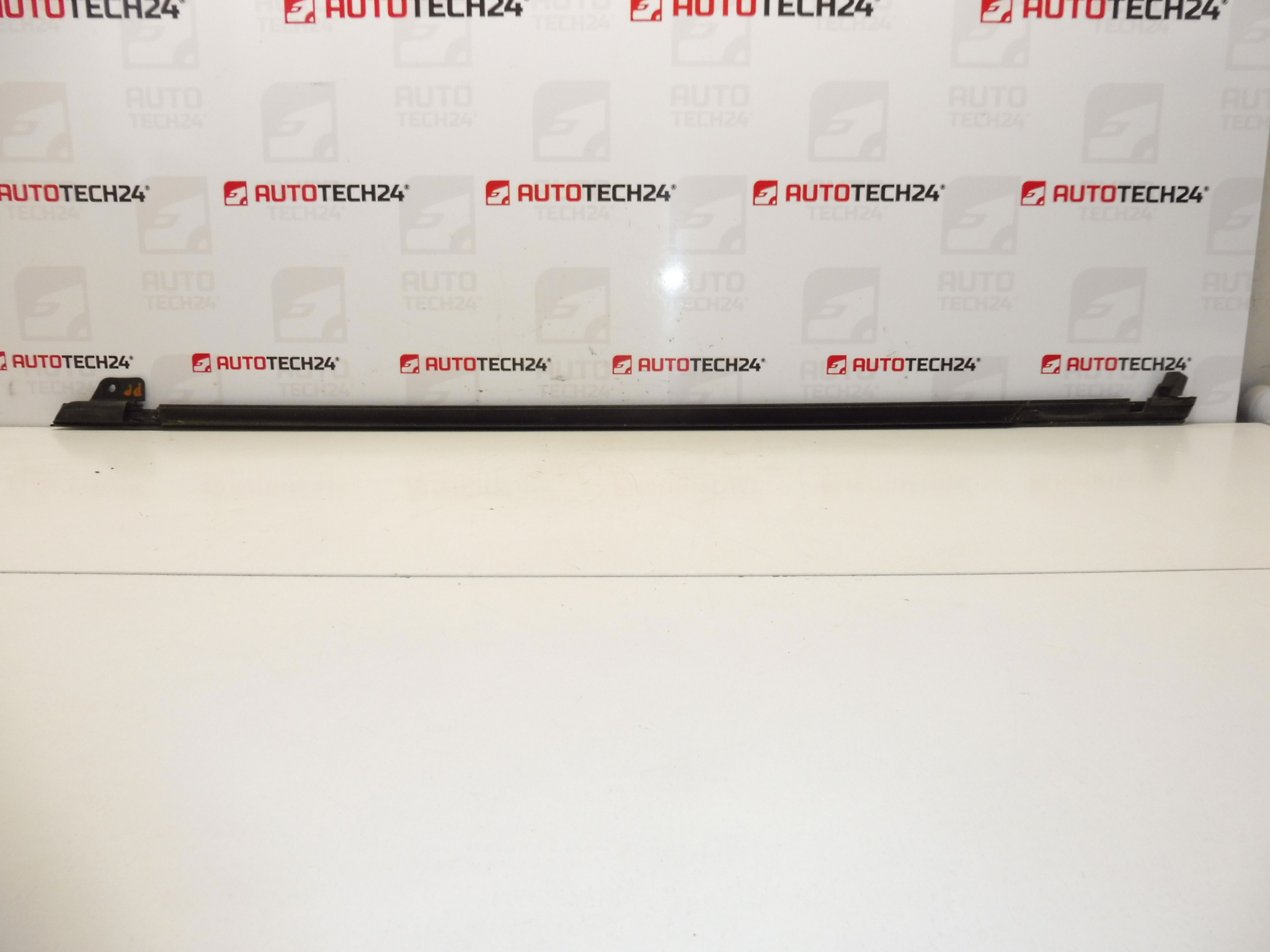 Lišta CHROM pre pravé predné dvere Citroen C4 Picasso 9334P8