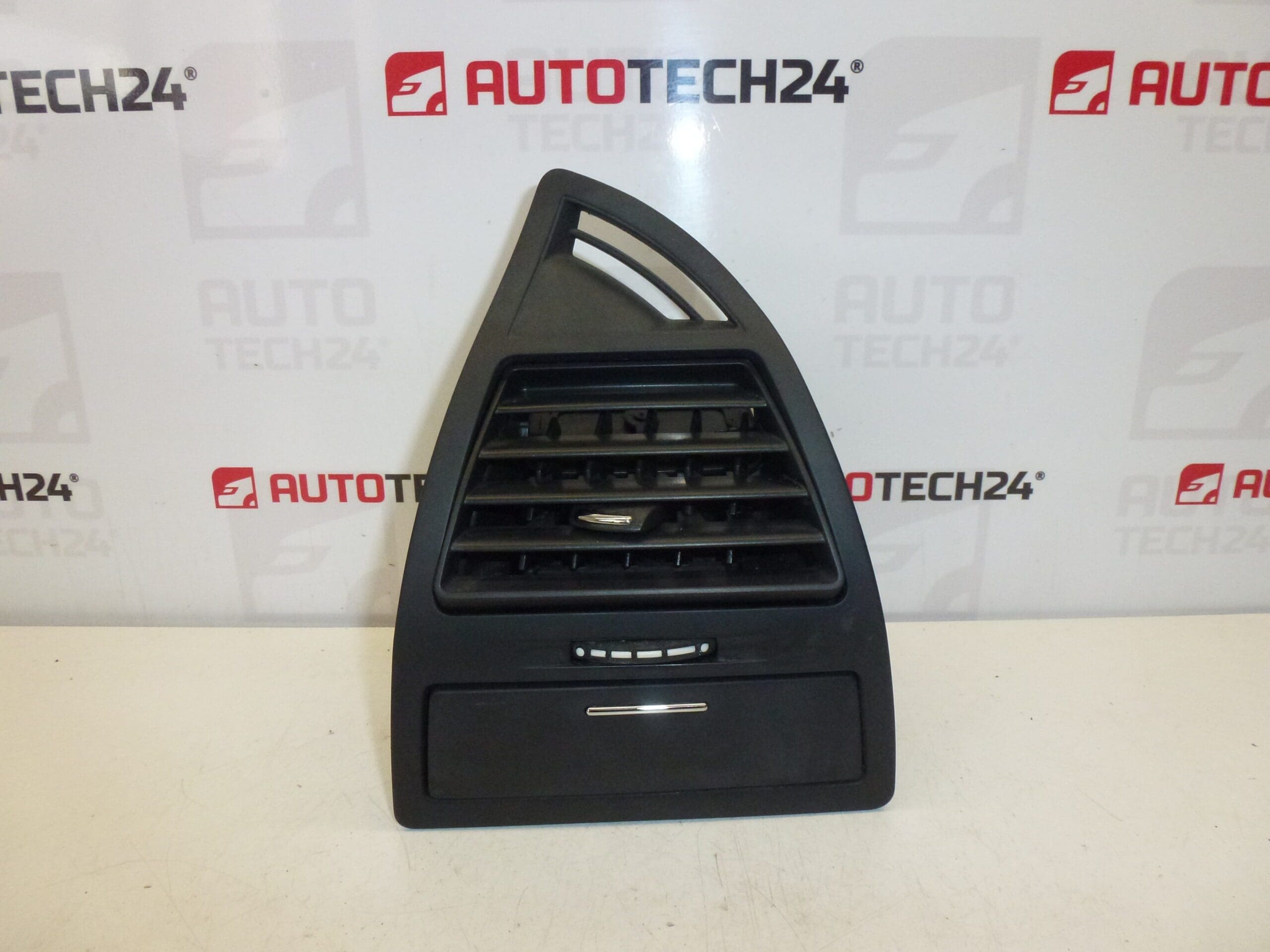 Vetrací otvor ľavý Citroën C4 9646338077 8265Q0 8265P8