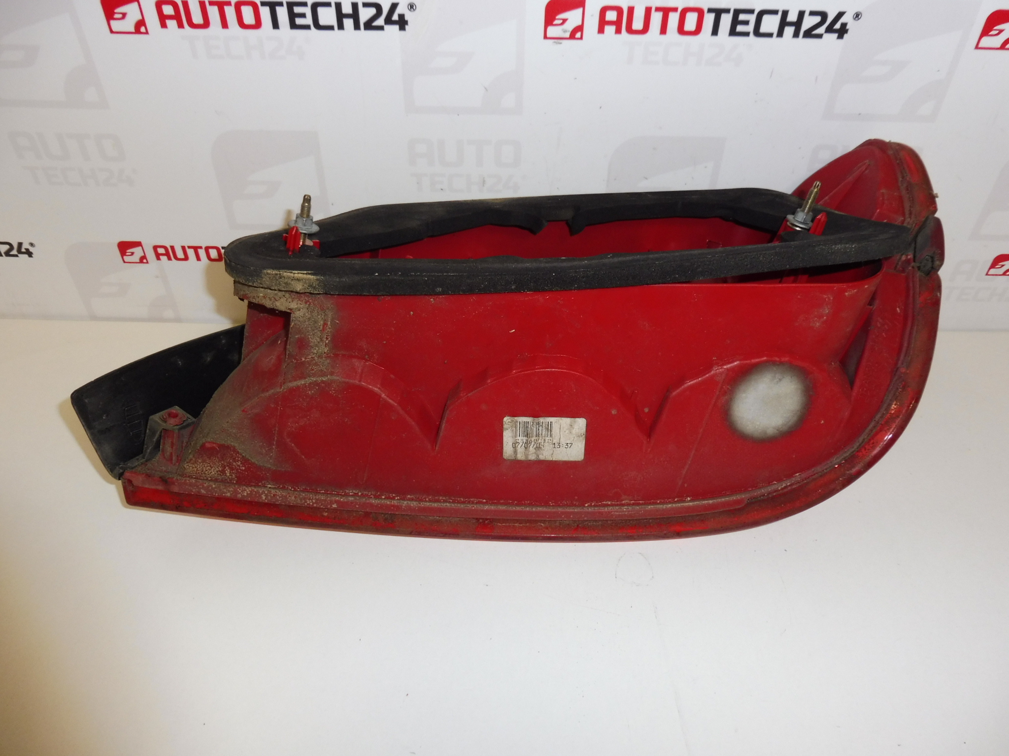 Ľavá zadná lampa s lištou EKQD Peugeot 406 9630364877 6350L5