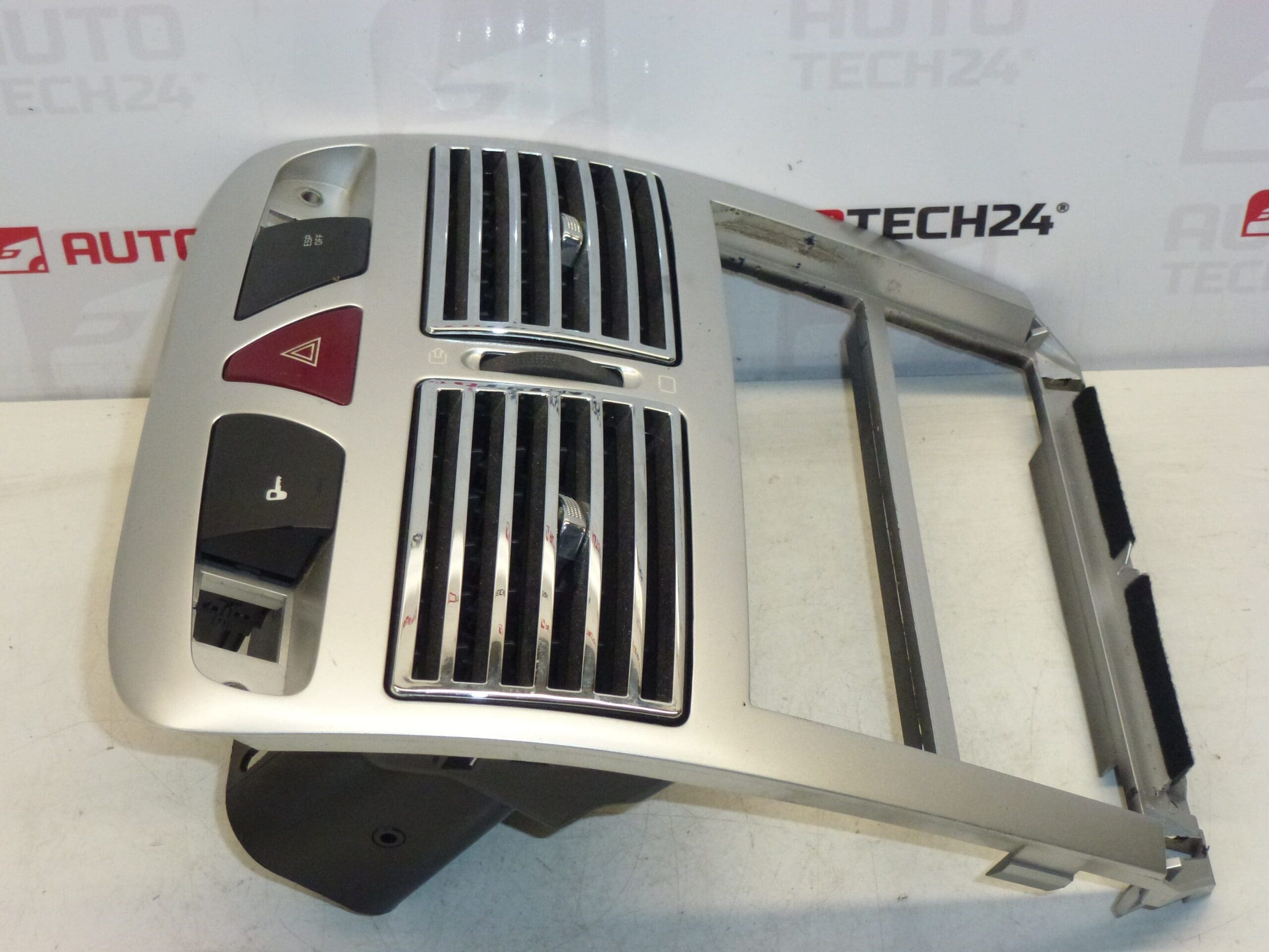 Rámček rádia s vetrákmi Peugeot 307 9634505077 8211CZ