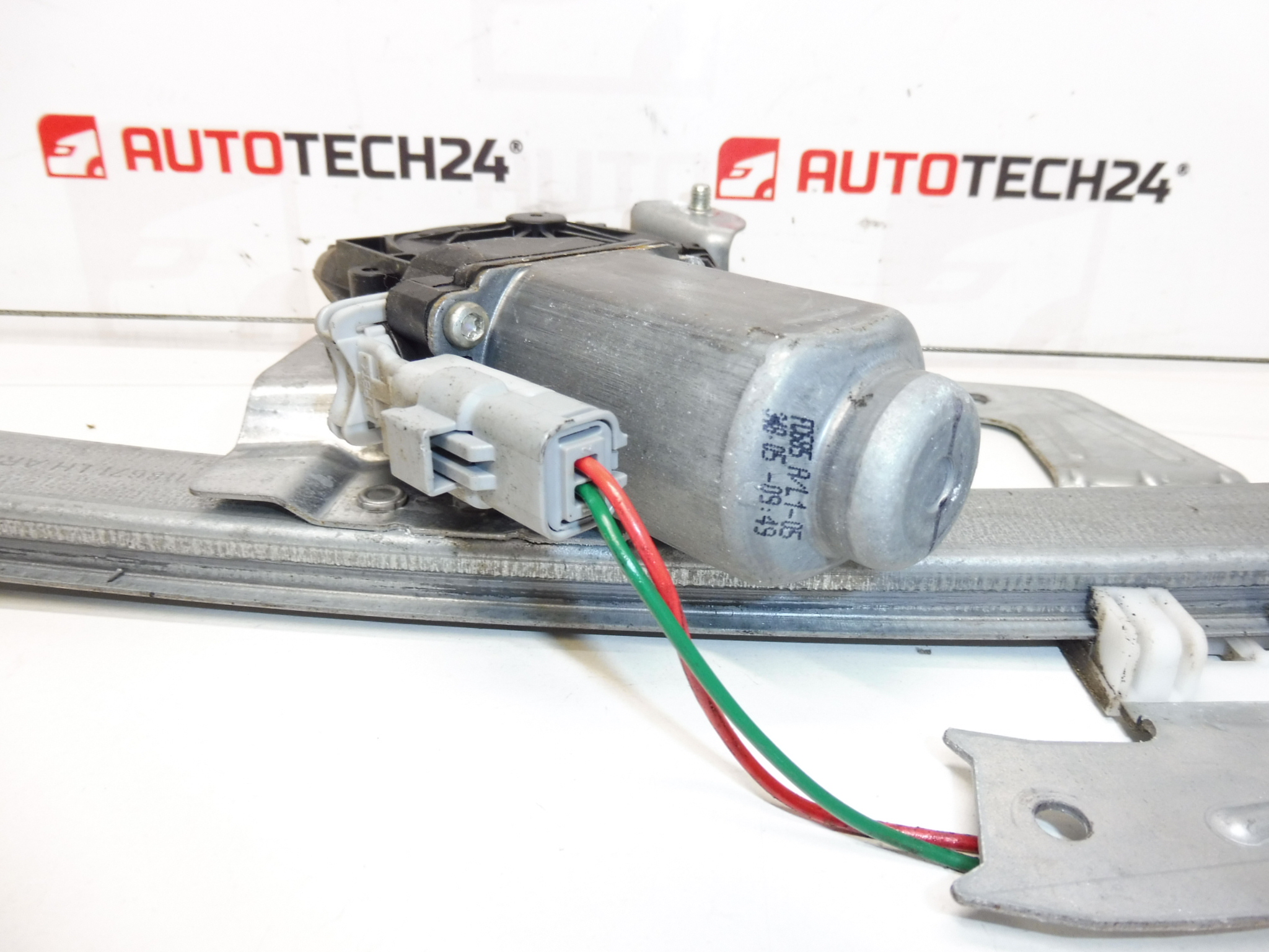 Sťahovanie ľavého predného okna Citroën C1 Peugeot 107 9221T8