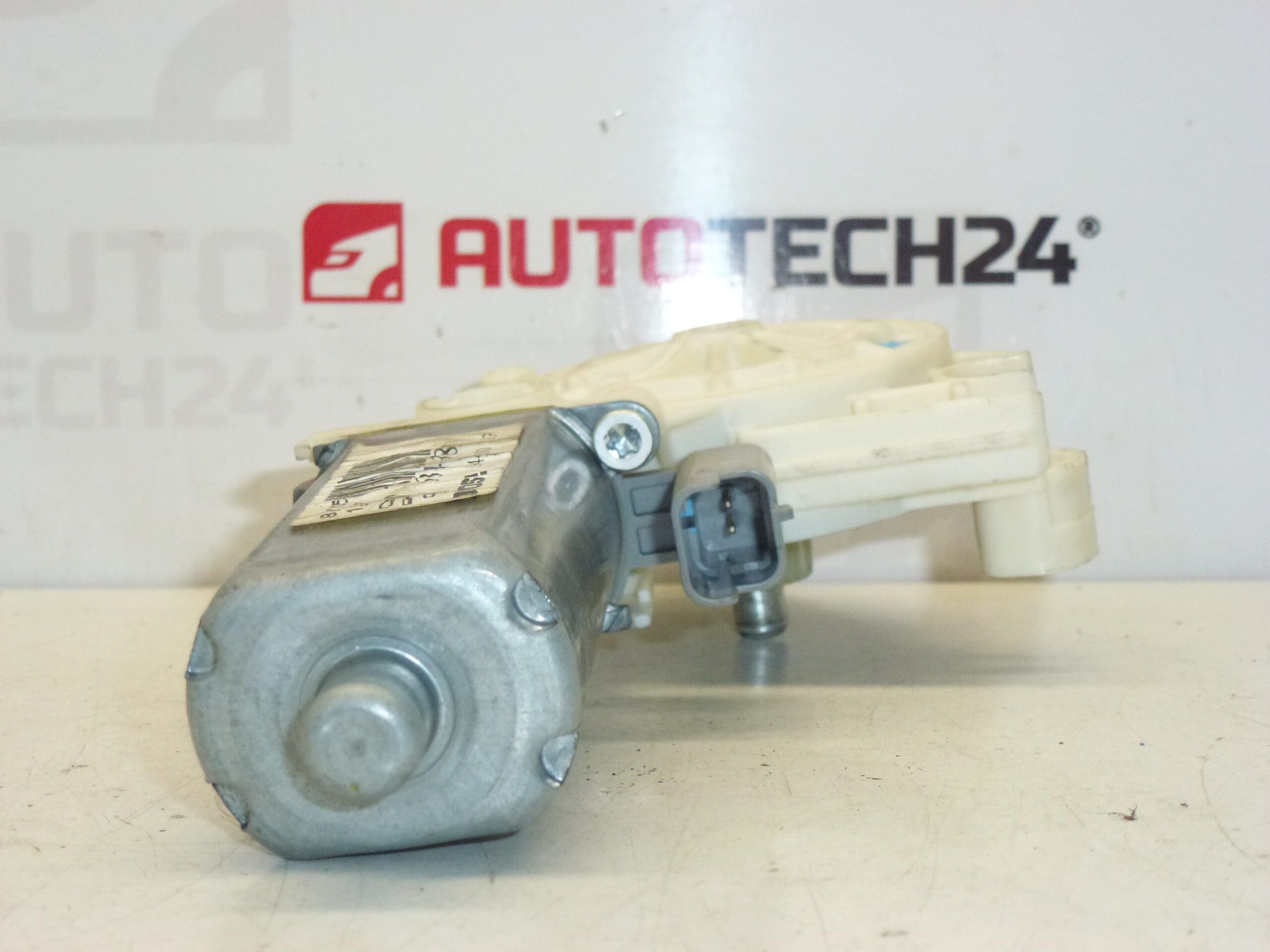 Motor sťahovania ľavého predného okna Peugeot 307 9634457380 9221K6