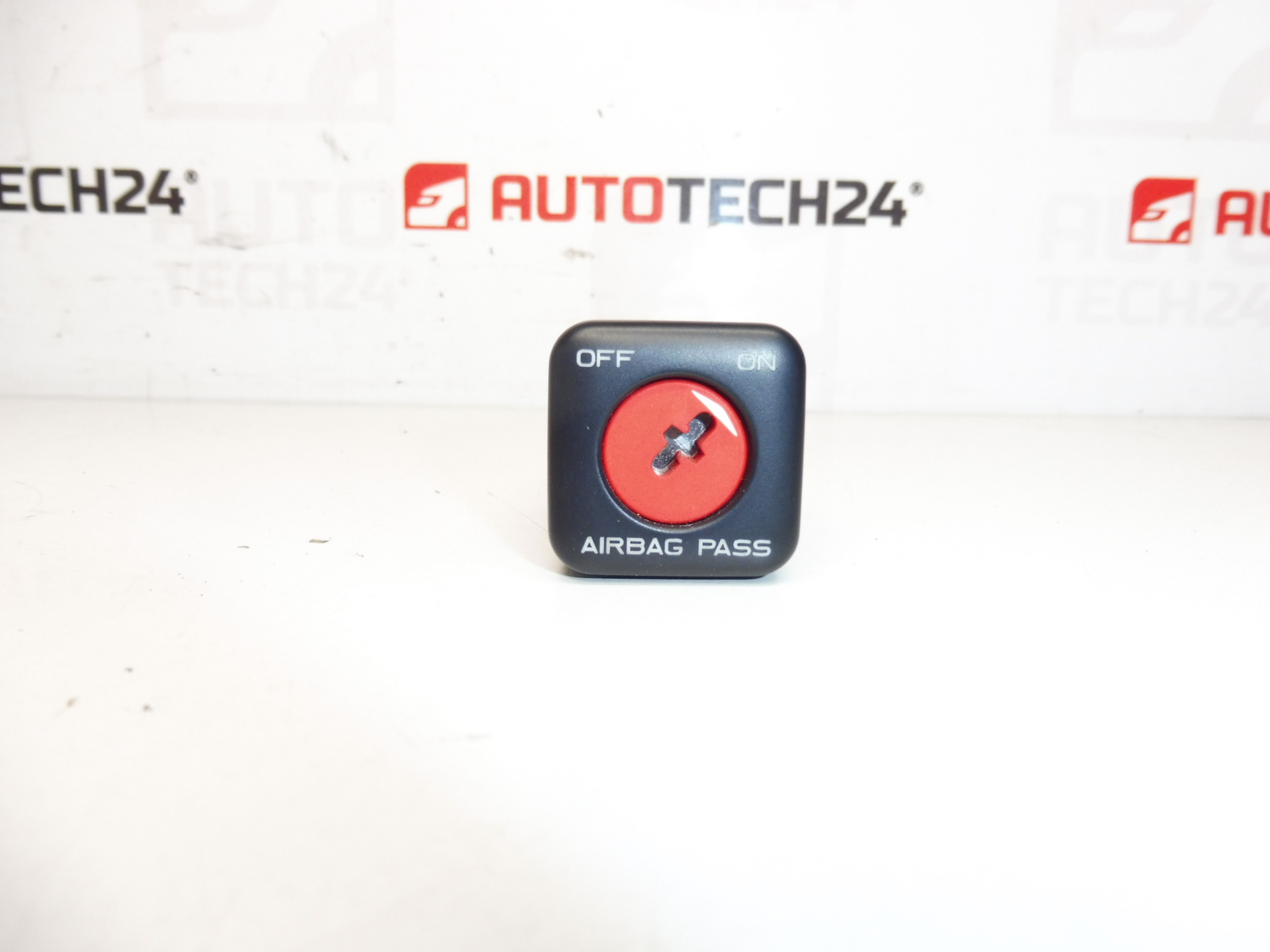 Vypínač airbagu spolujazdca Citroën Peugeot 96373645ZL 8216F2