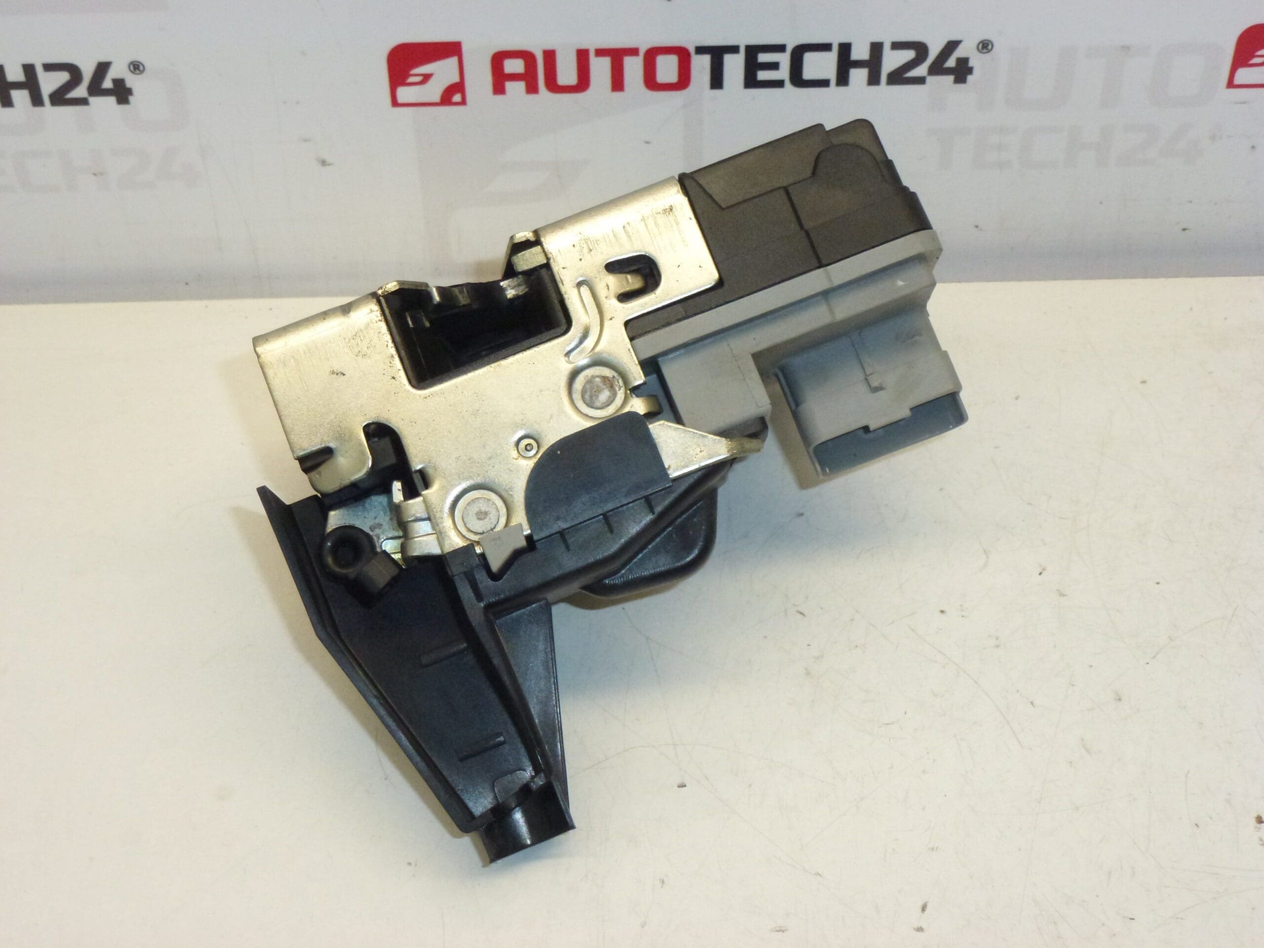 Vodič vľavo predných dverí Peugeot 307 9135Z0