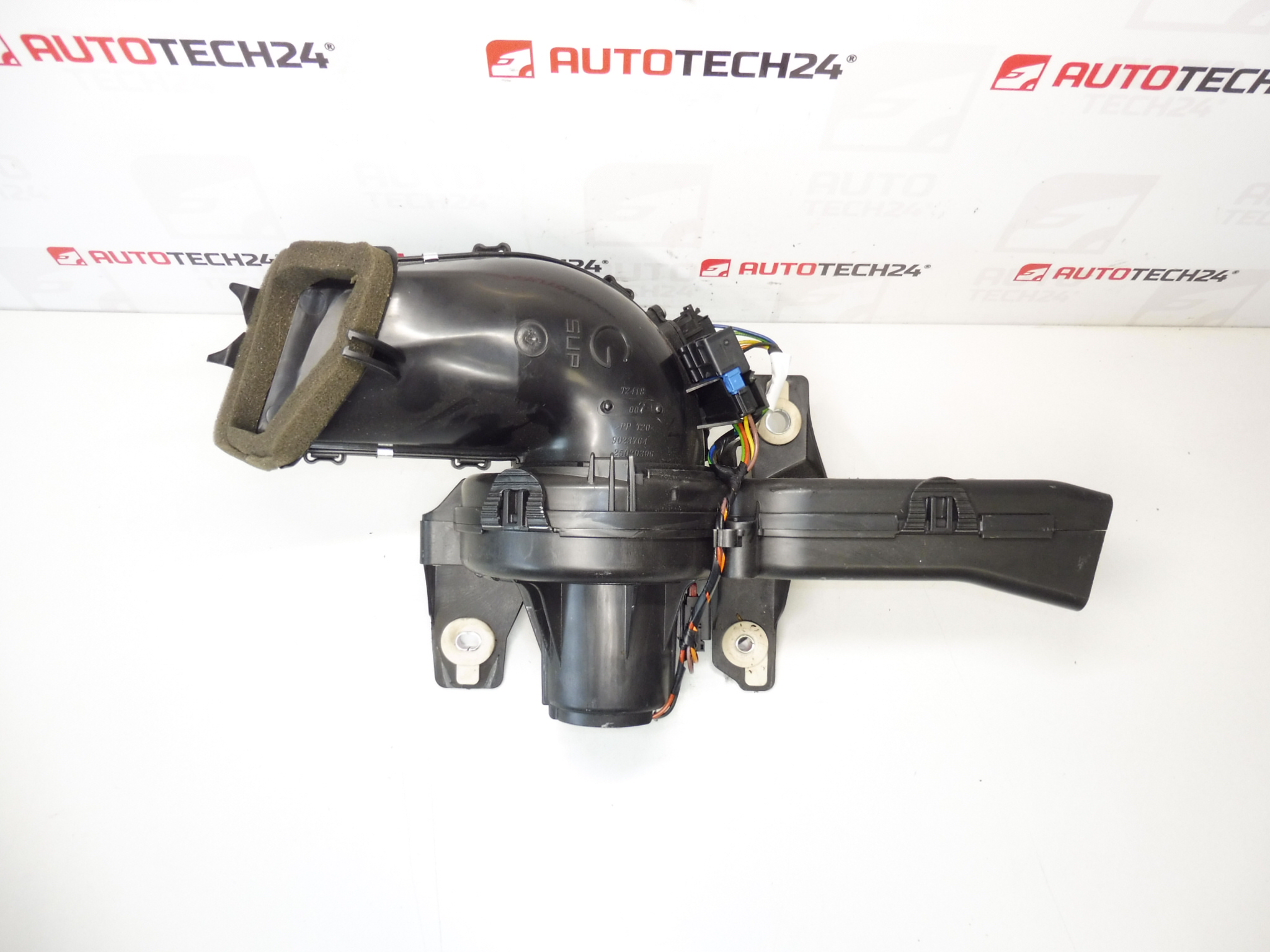 Ventilátor kúrenia ľavý Peugeot 3008 5008 9683441680 T5157001 6441CV