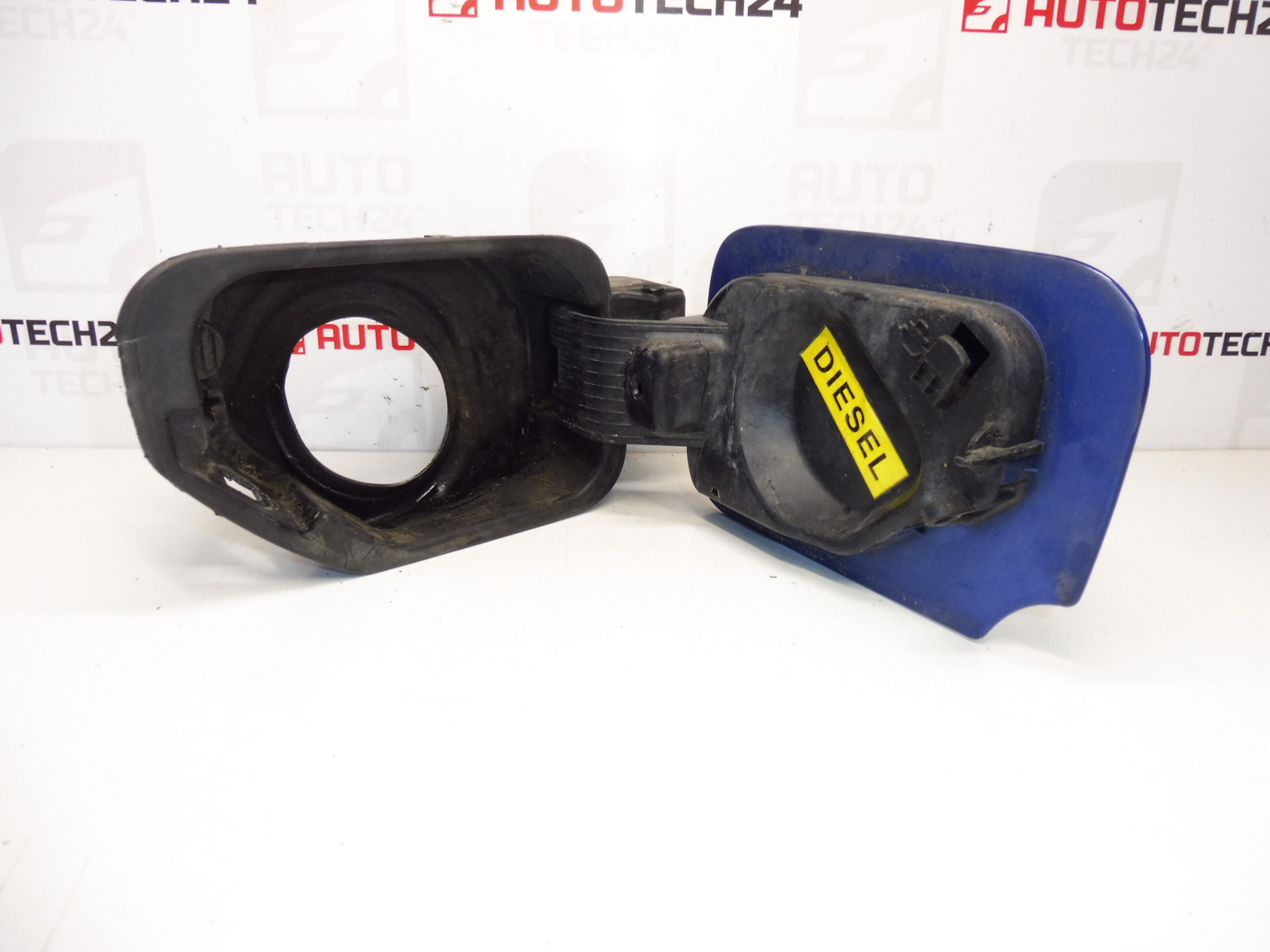 Viečko kryt nádrže Peugeot 407 1517A7 151877 KNND