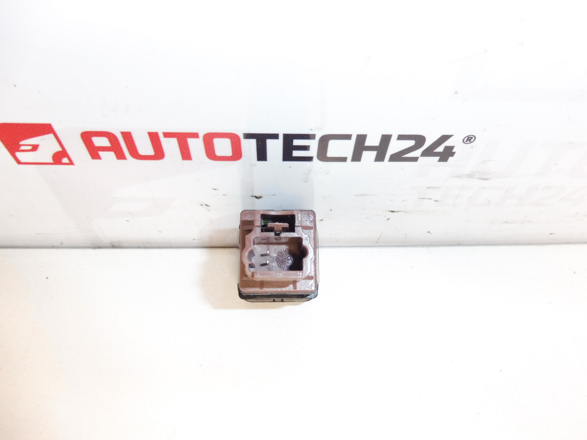 Vypínač airbagu spolujazdca Citroën Peugeot 96373215ZL 8216E6