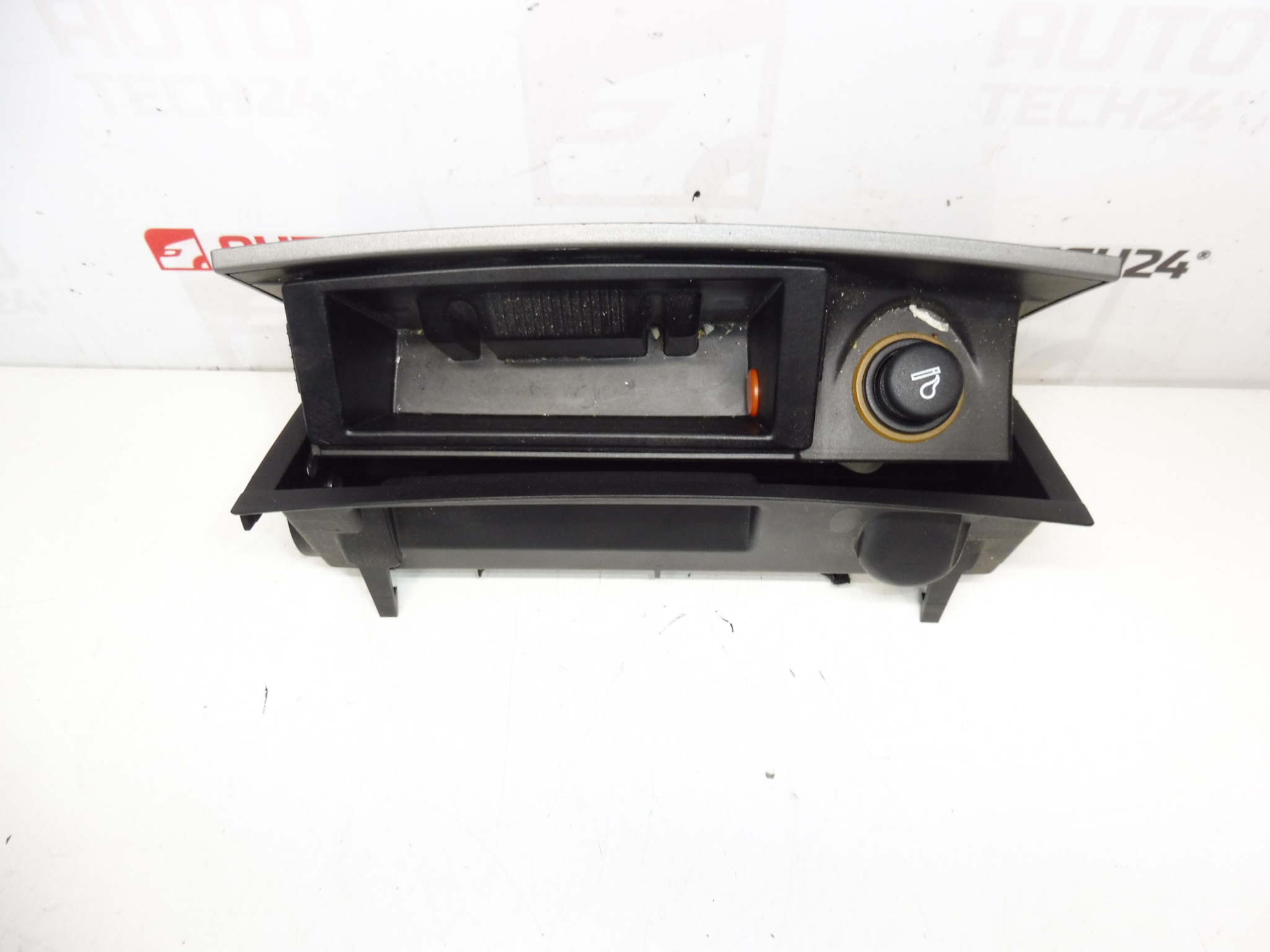 Popolník so zapaľovačom Peugeot 407 9644562177 8211JH