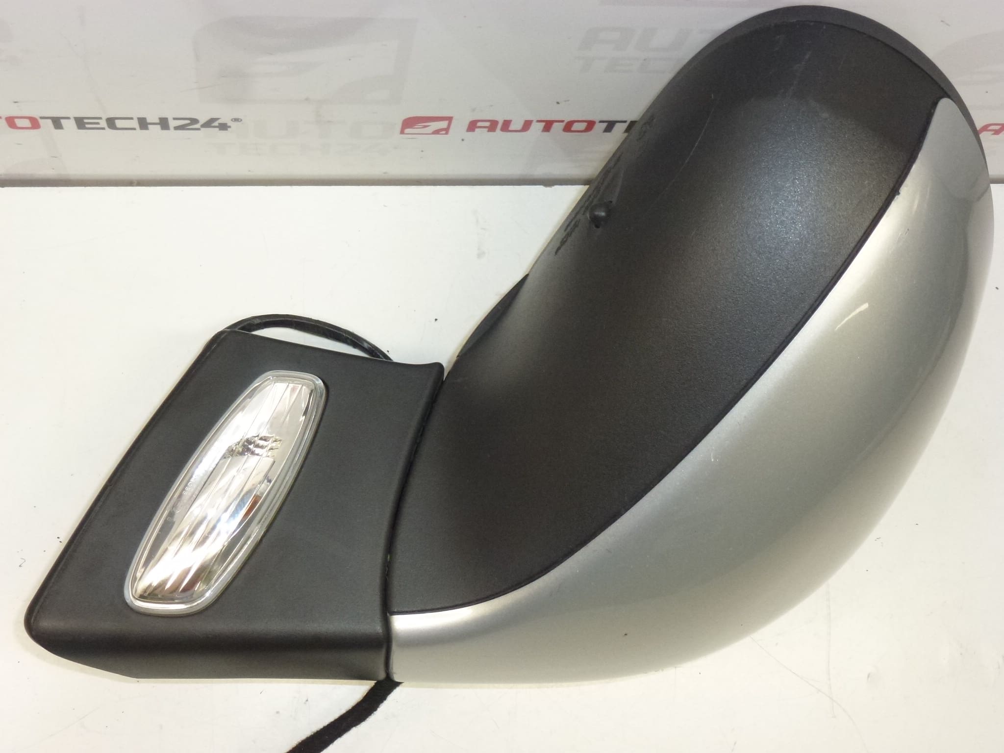 Pravé zrkadlo Peugeot 207 EZRC 96806501XT 8149ZH