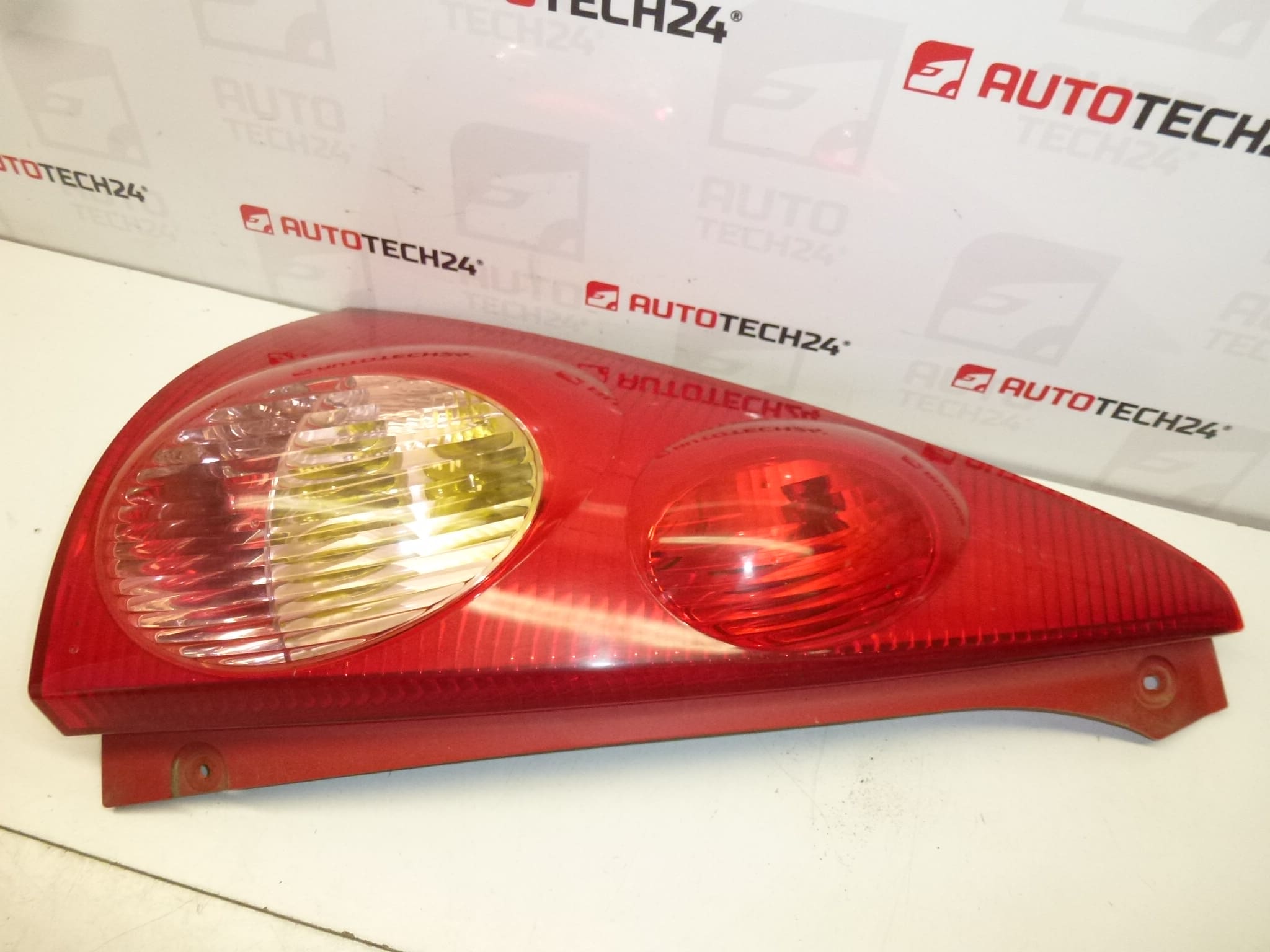Ľavá zadná lampa s päticou Peugeot 107 6350X6