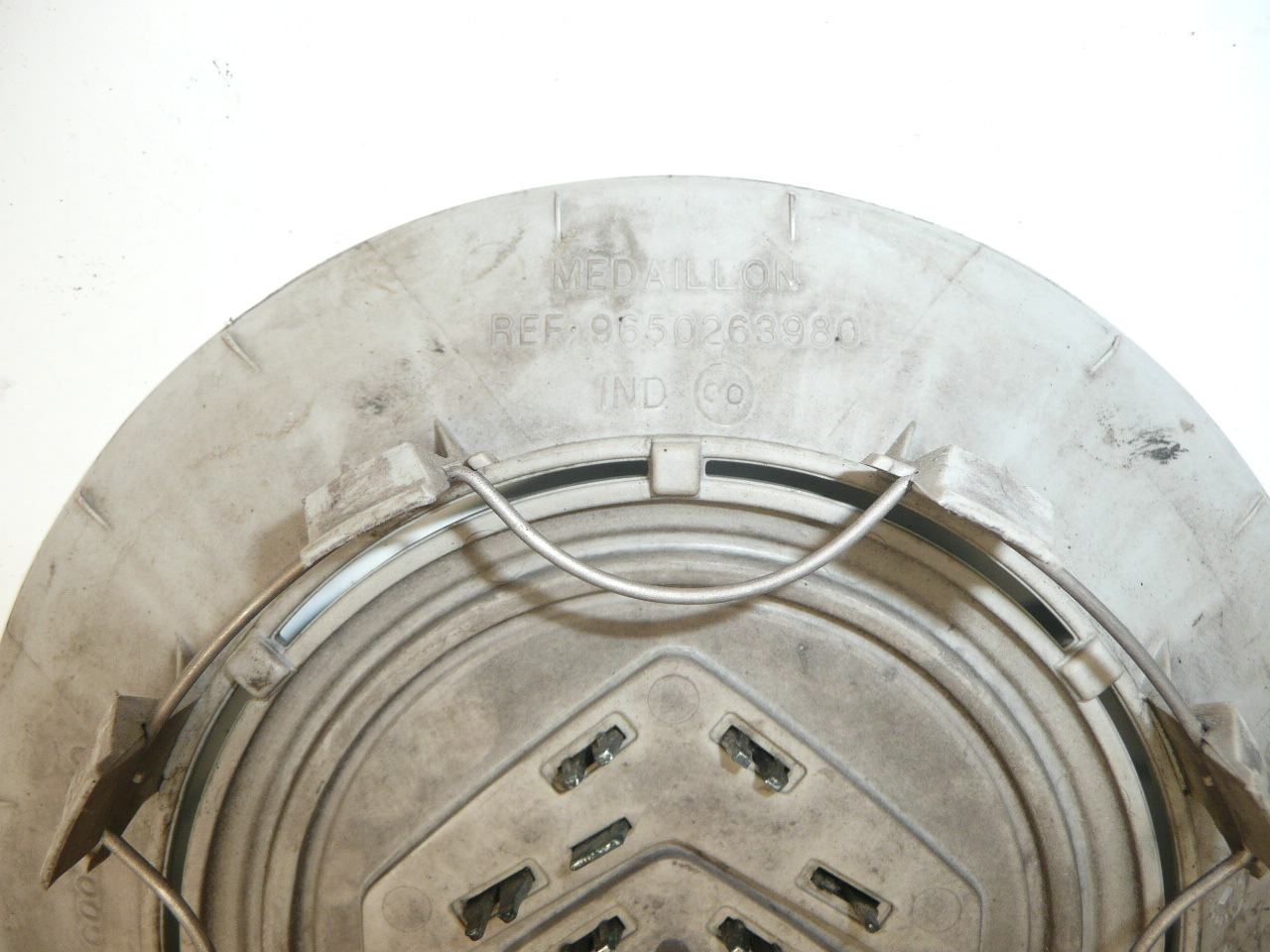 Krytka elektrónu 15 "16" 17 "4 skrutky 9650263980 542121