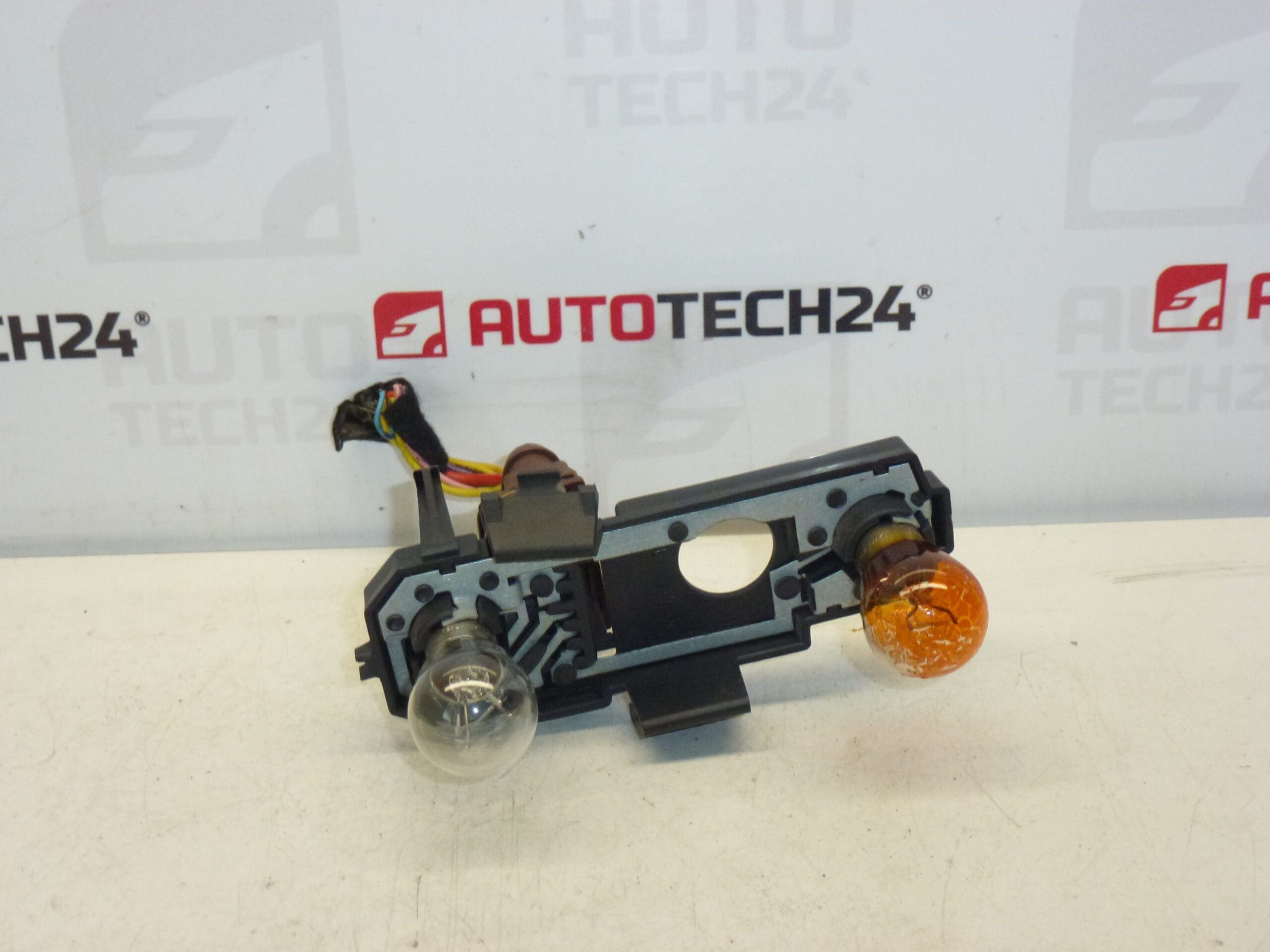 Pätica ľavej zadnej lampy vonkajšie Peugeot 406 COMBI 6350H5