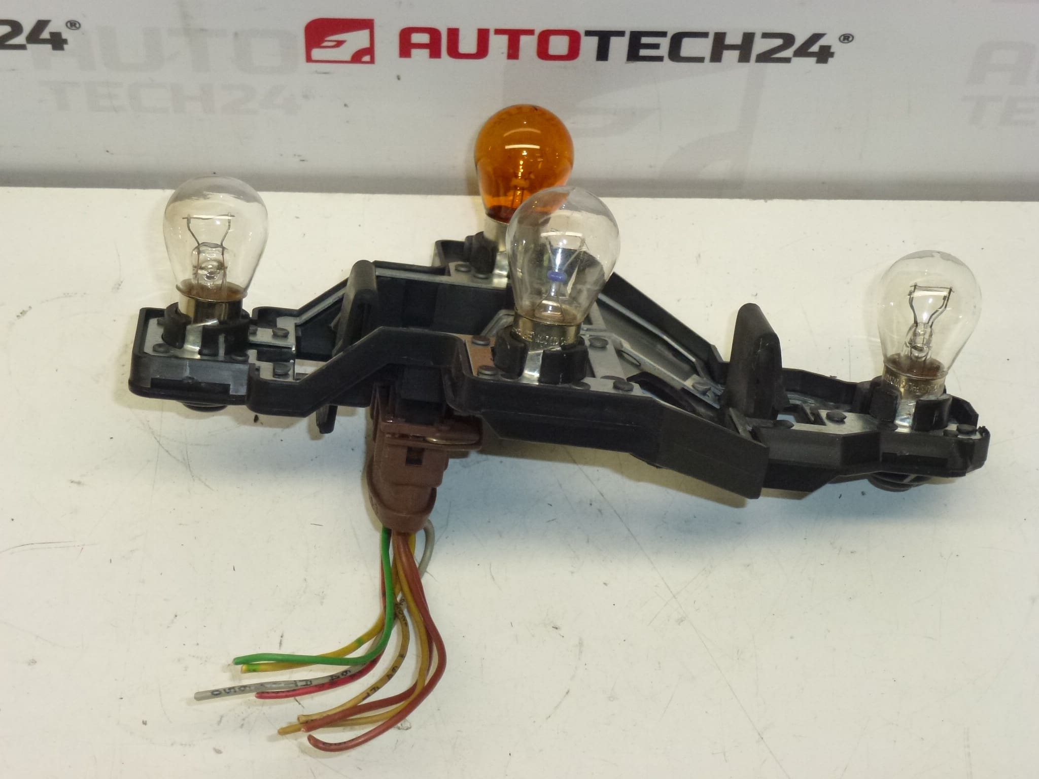 Patica pravej zadnej lampy Citroën Xsara Kombi 6351J8 – Obrázok 2