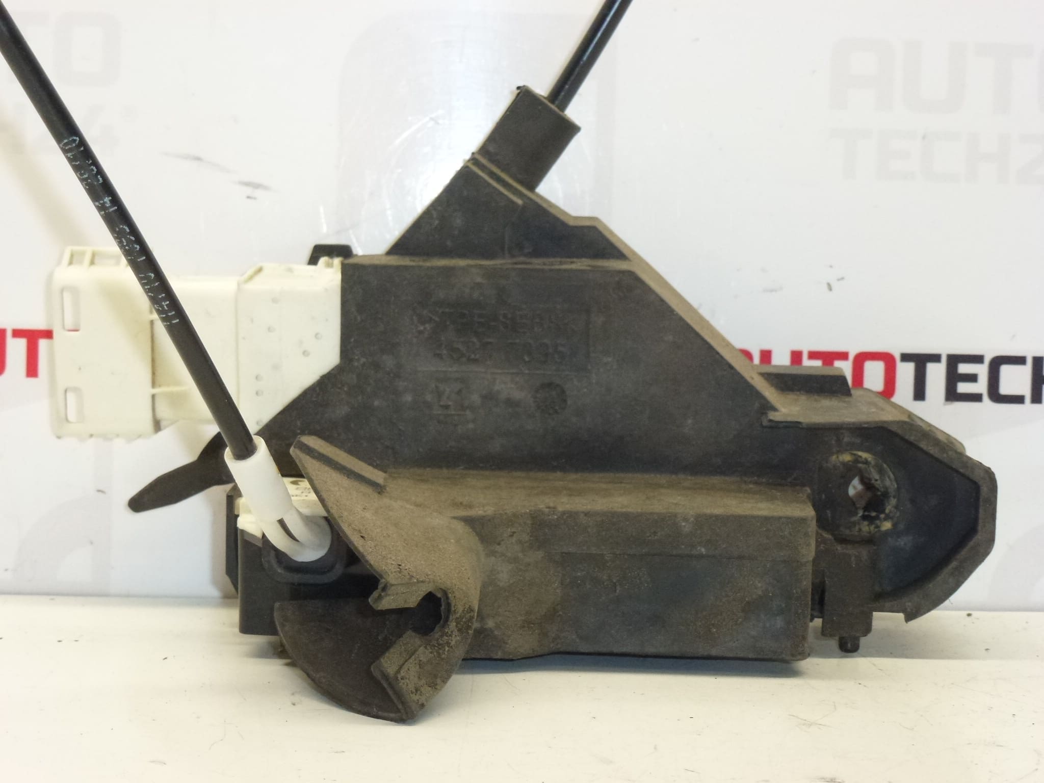 Zámok ľavých dverí Peugeot 407 9686683680 9135FN – Obrázok 2