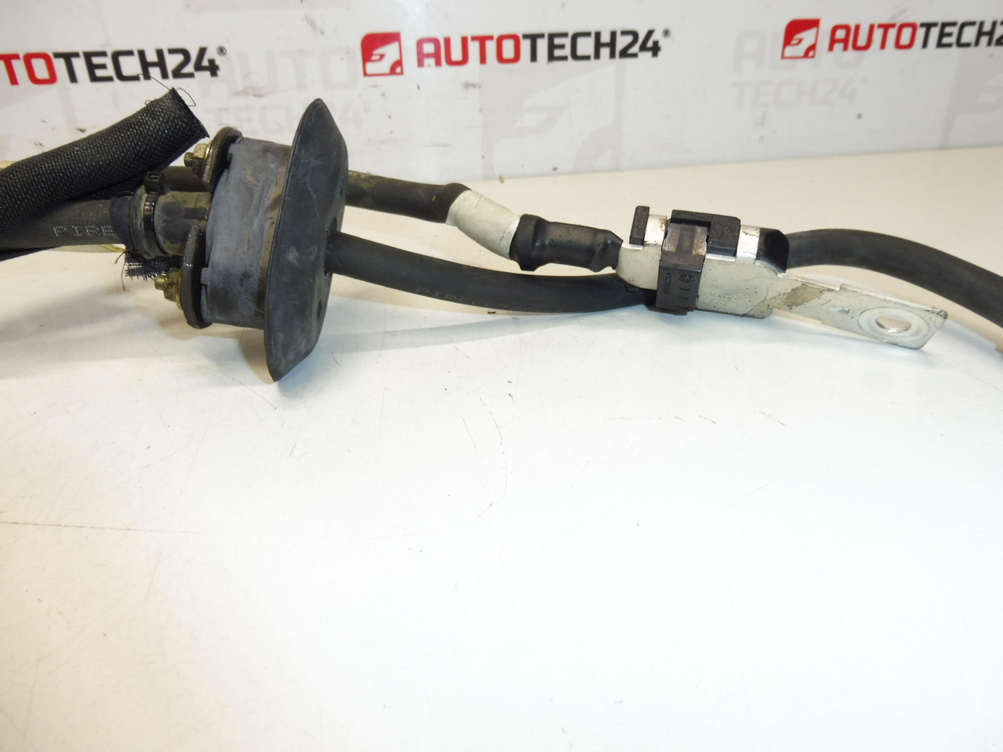 Kábel pripojenia + pólu v motore Citroën Peugeot 1484991080 5642Y3