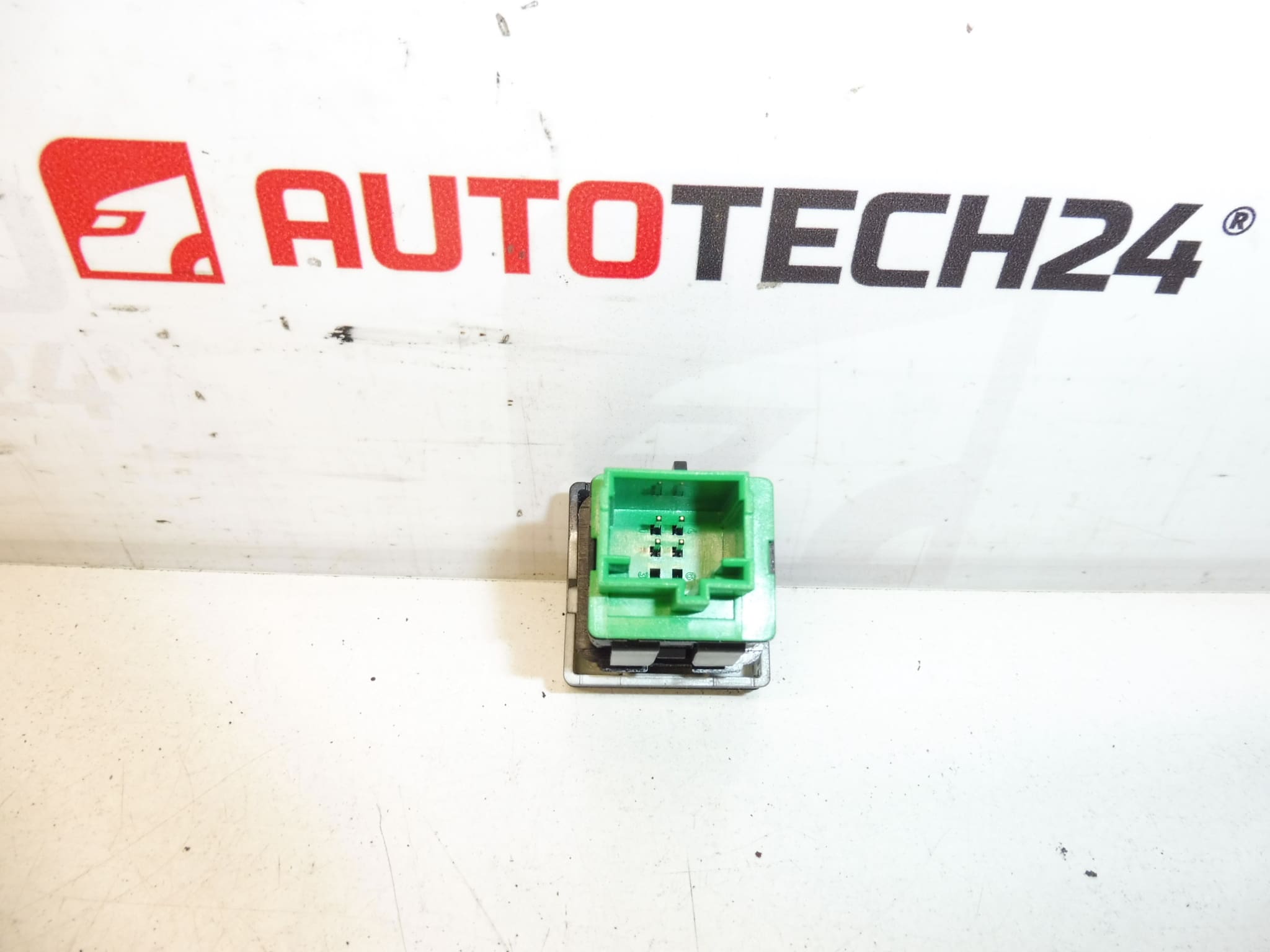 Spínač centrálného zamykania Citroën Peugeot 96582880XT 6490E1 – Obrázok 2