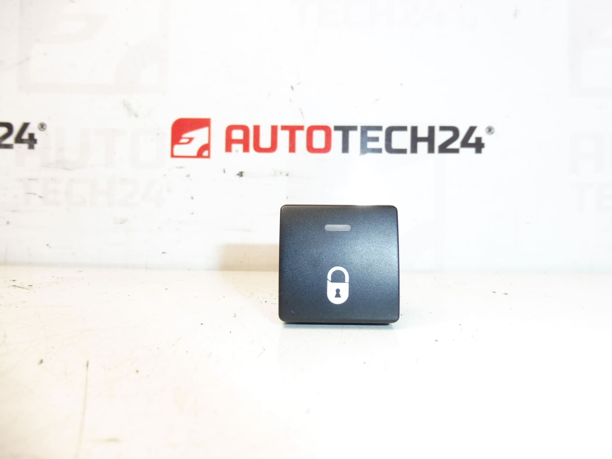 Centrálny zámkový spínač Citroën Peugeot 96582880xt 6490E1