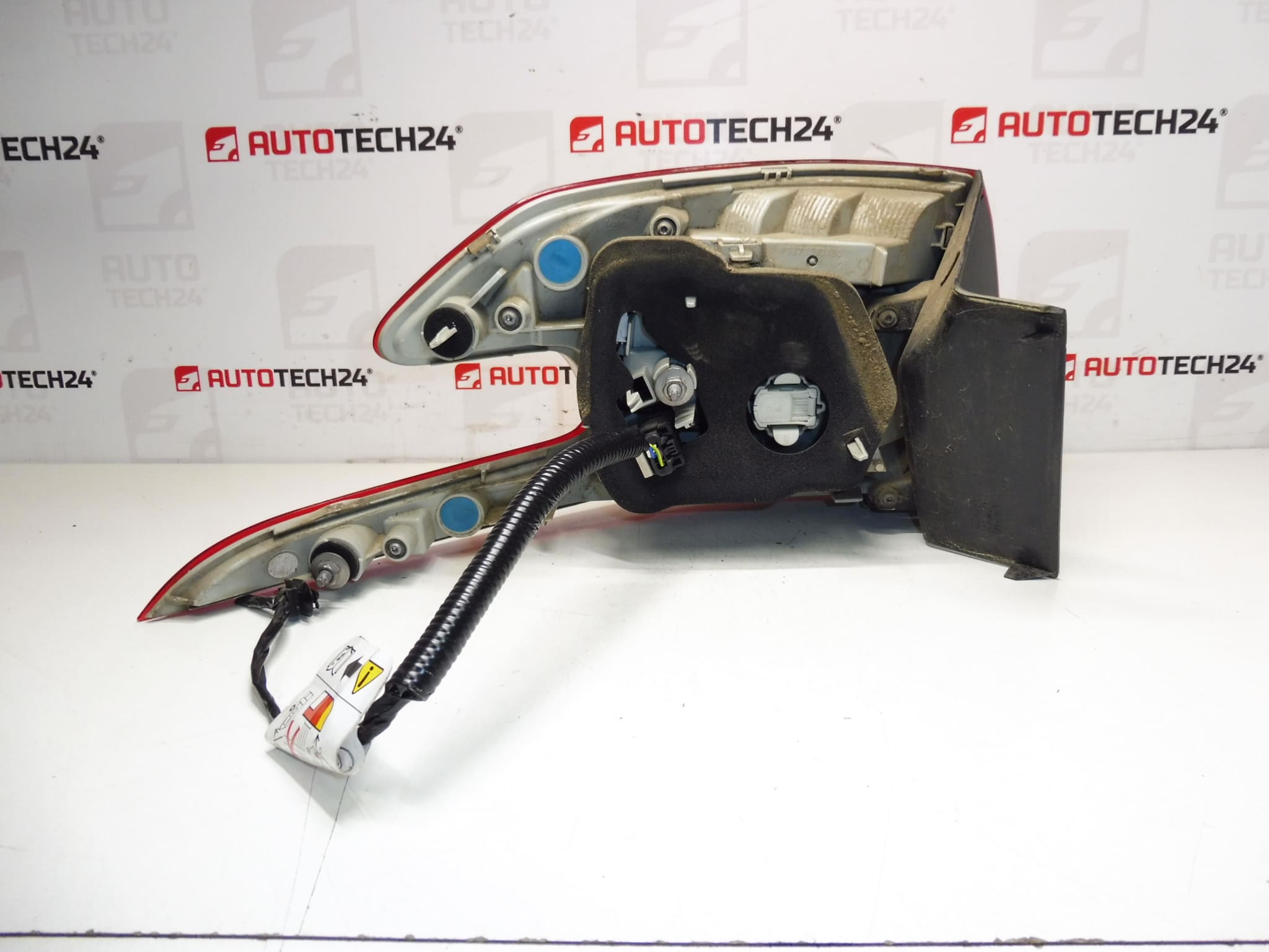 Pravé zadné blatníky Peugeot 308 T9 Combi 9678093880 – Obrázok 2