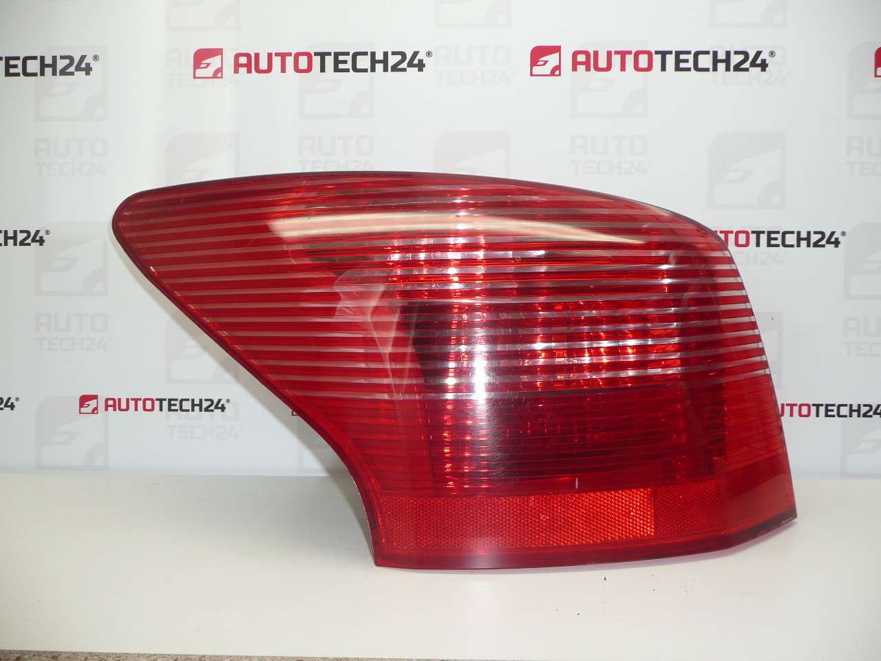 Ľavé zadné svetlo Peugeot 407 SW 9641948780 6350T3