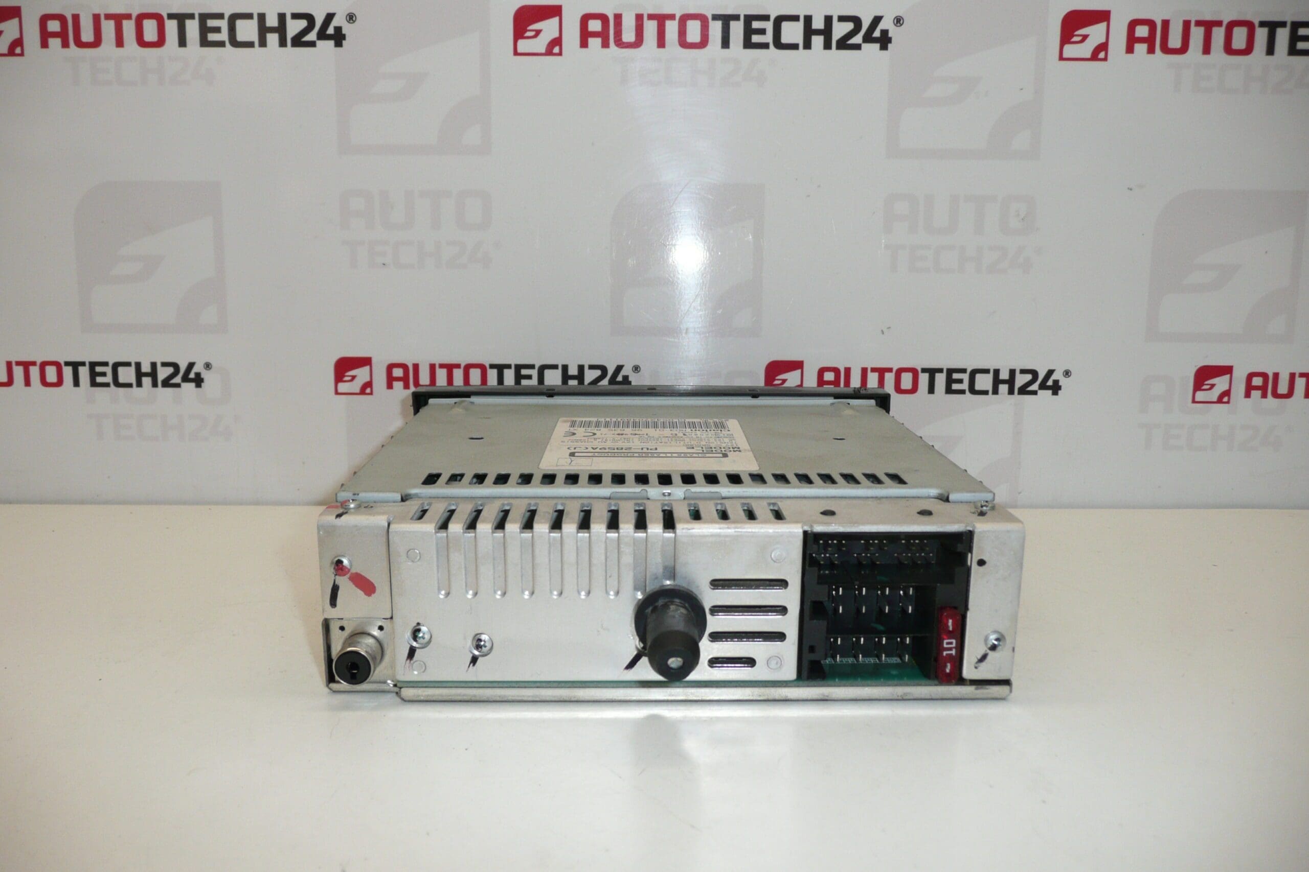 Autorádio CLARION pre Citroën a Peugeot 96635824XT – Obrázok 2