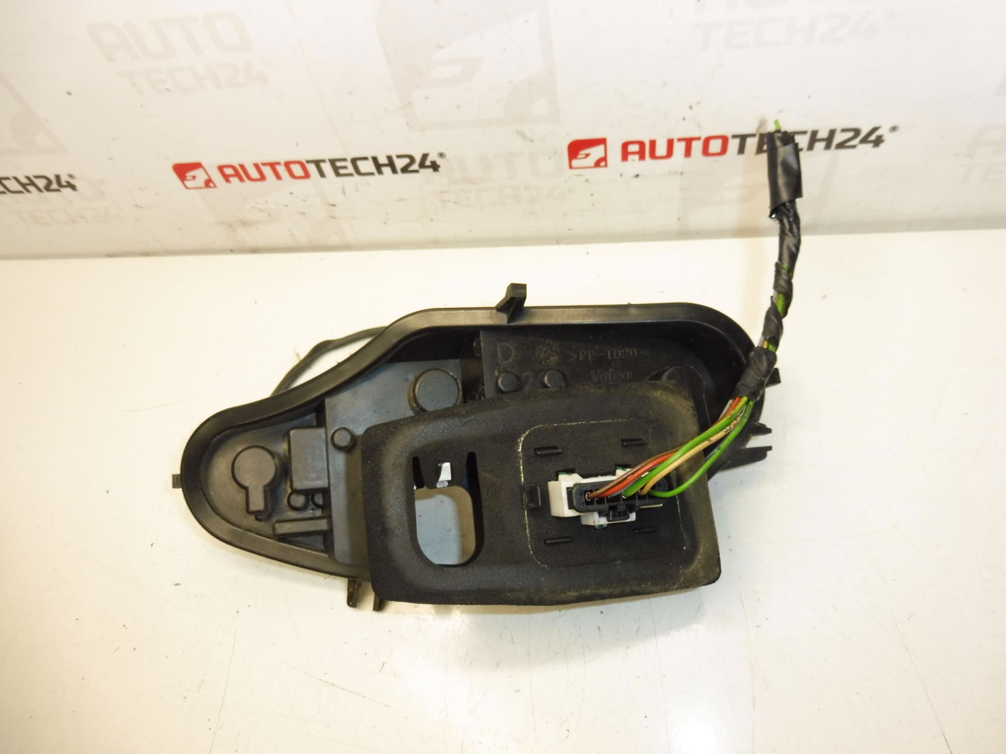 Pätica pravej zadnej lampy blatník Citroën C3 II 6351KQ – Obrázok 2