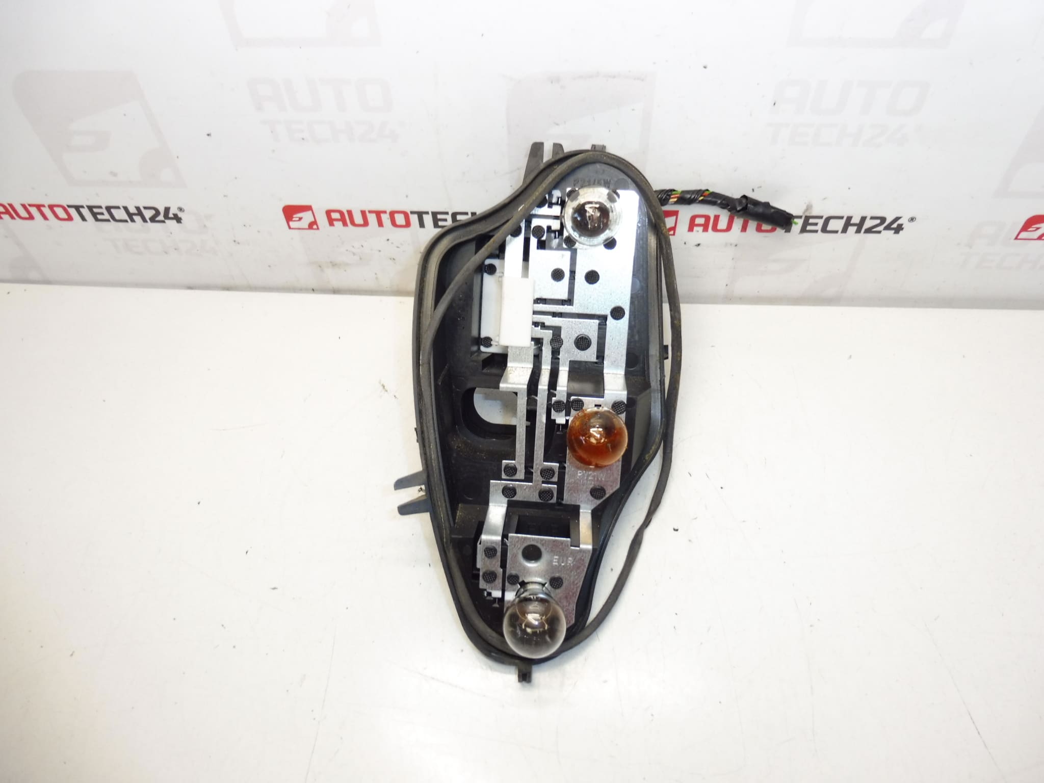 Pätica pravej zadnej lampy blatník Citroën C3 II 6351KQ