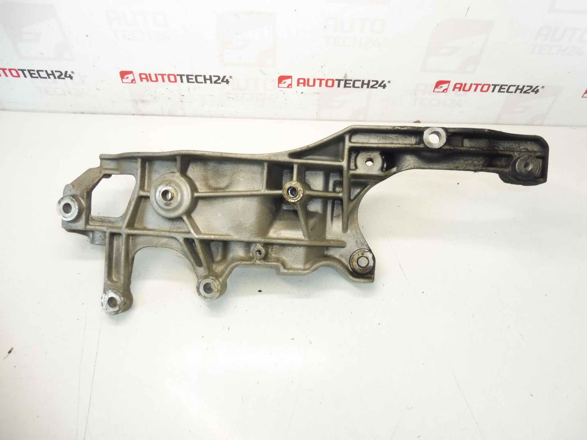 Držiak klímakompresora alternátora Citroën Peugeot 9688628680 5706N7