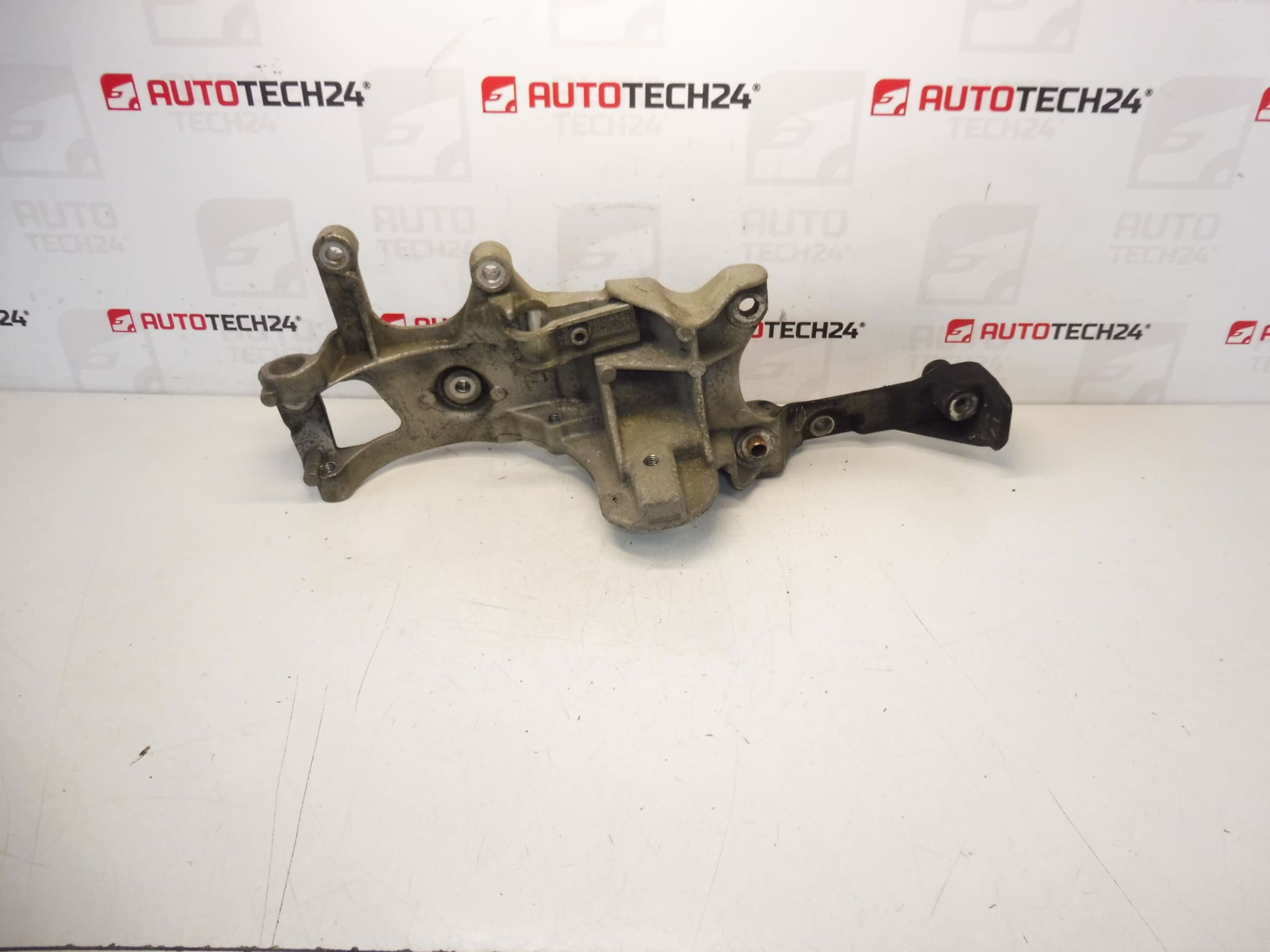 Držiak klímakompresora alternátora Citroën Peugeot 9688628680 5706N7