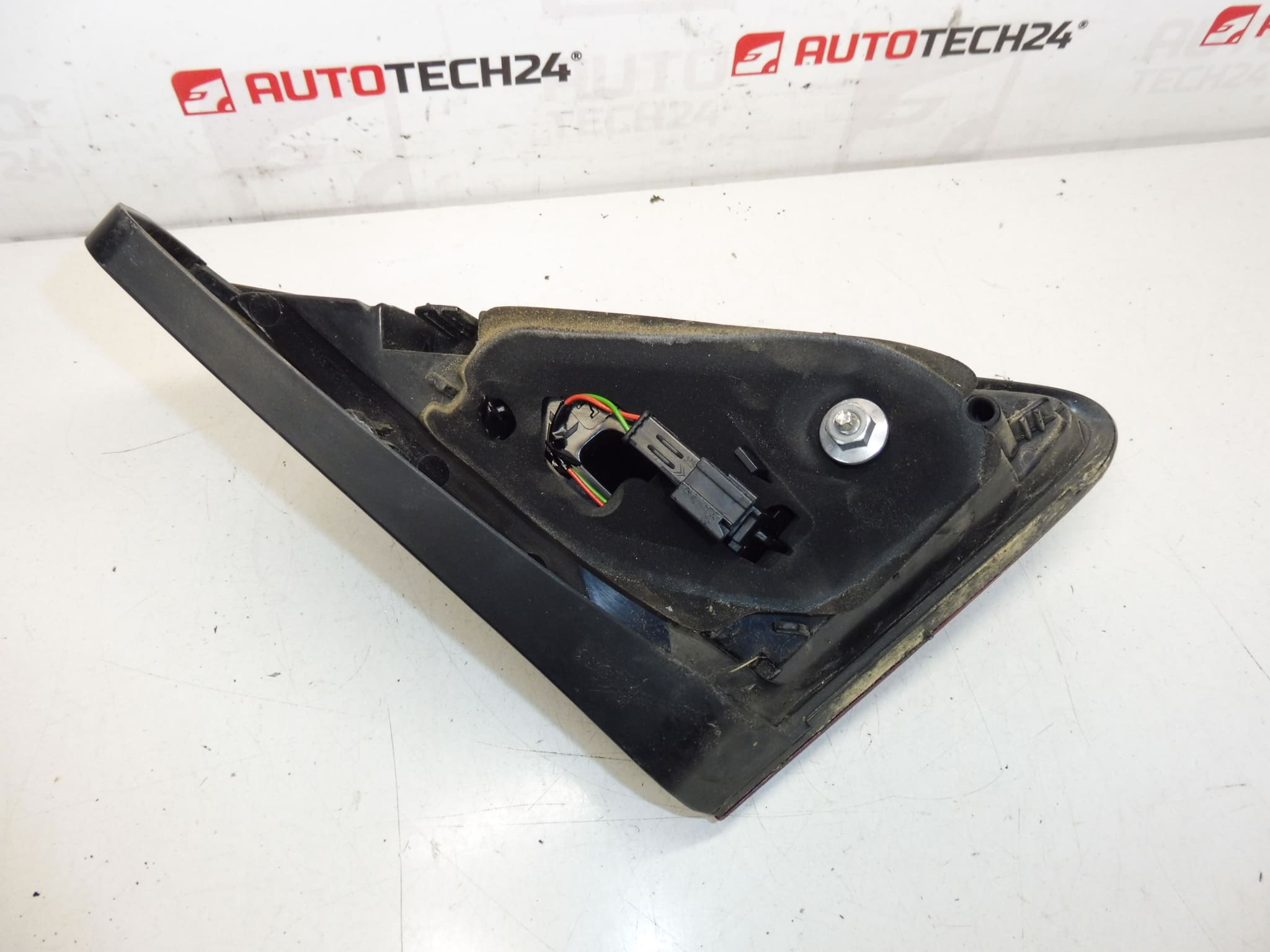 Pravý zadný svetlomet veka Peugeot 3008 9805511280 – Obrázok 2