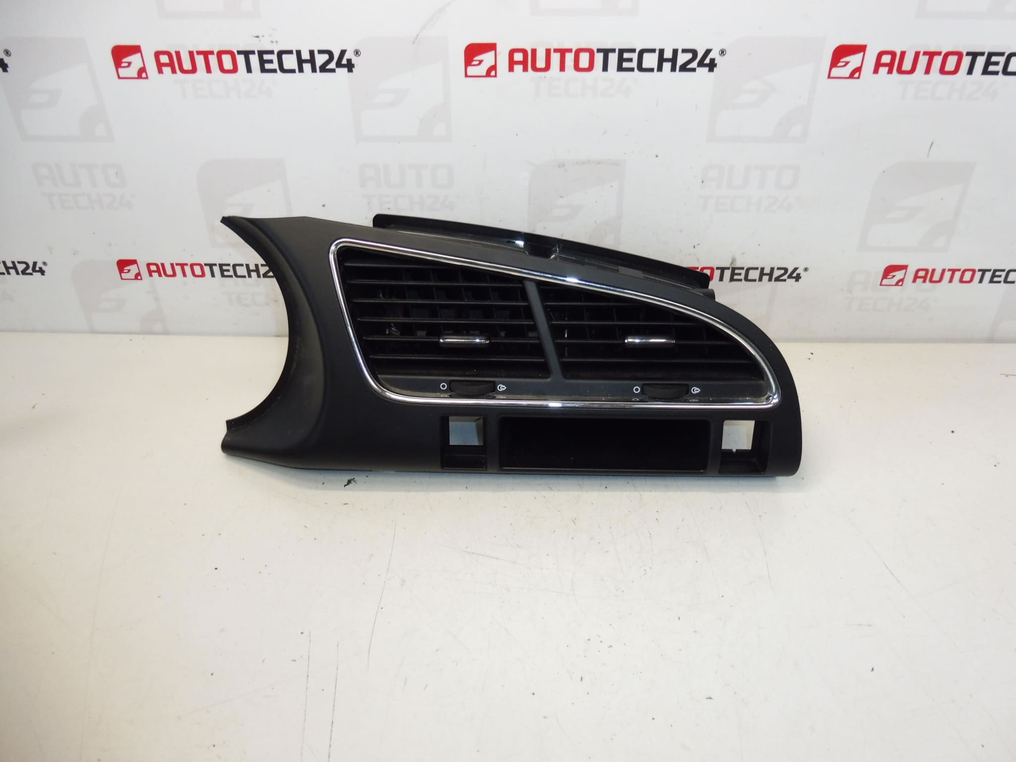Stredový panel Peugeot 3008 5008 823114