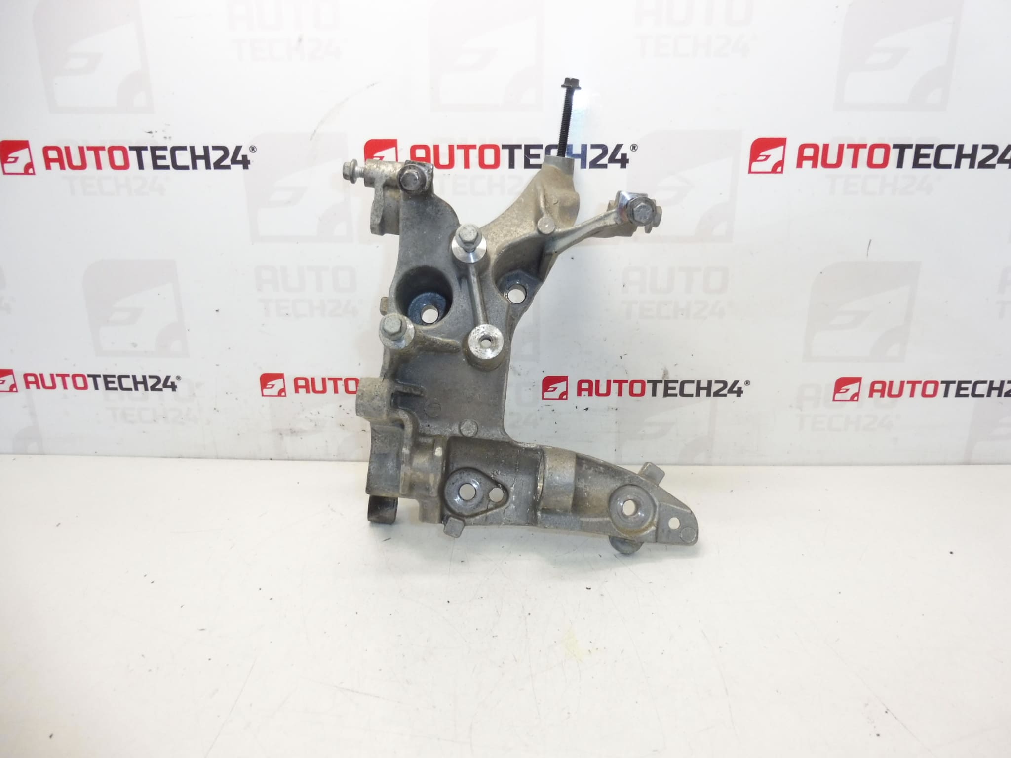 Držiak alternátora Citroën Peugeot 9684613880 5706N9