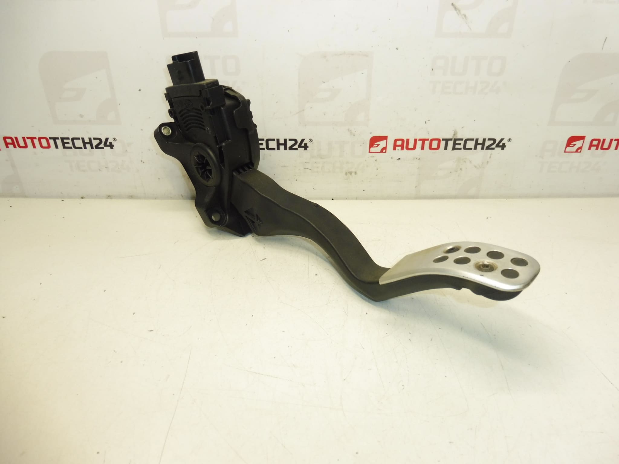 Plynový pedál HELLA Citroën Peugeot 9671433880 1601CX