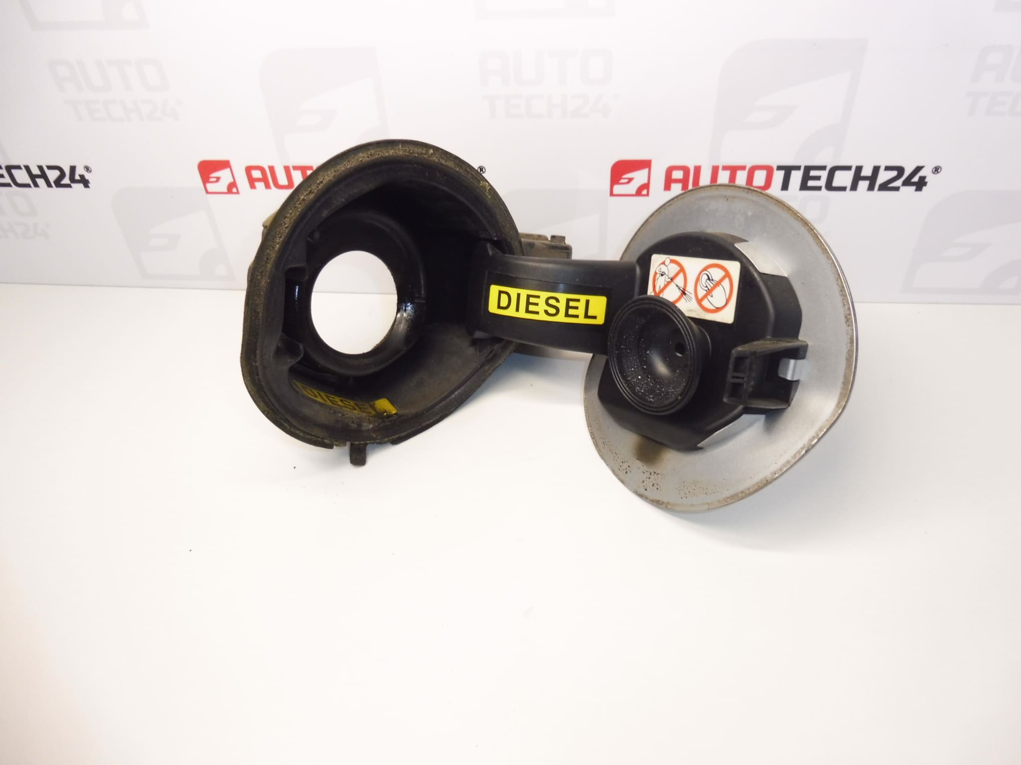 Viečko nádrže Citroën C4 B7 EZRC 9687310880 1517J1 1518F9