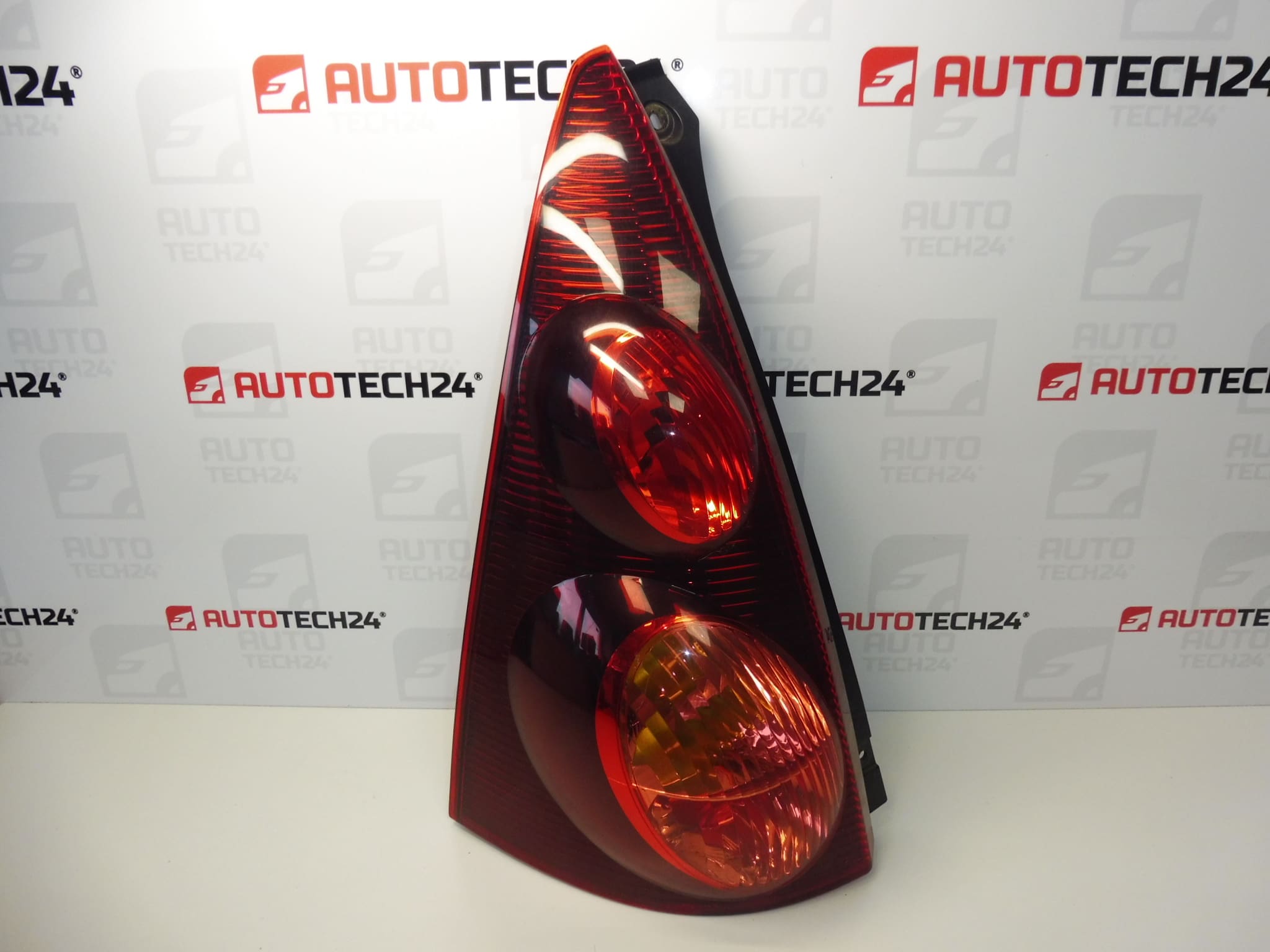 Ľavé zadné svetlo Peugeot 107 2013 81560-0H090 1607990580