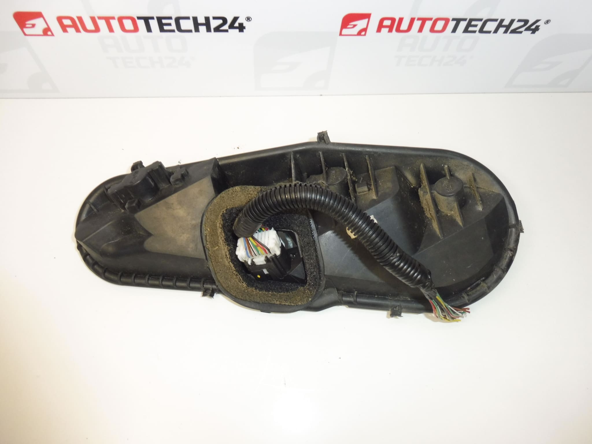 Objímka žiaroviek ľavého zadného svetla Citroën C1 Peugeot 107 1607990980 – Obrázok 2