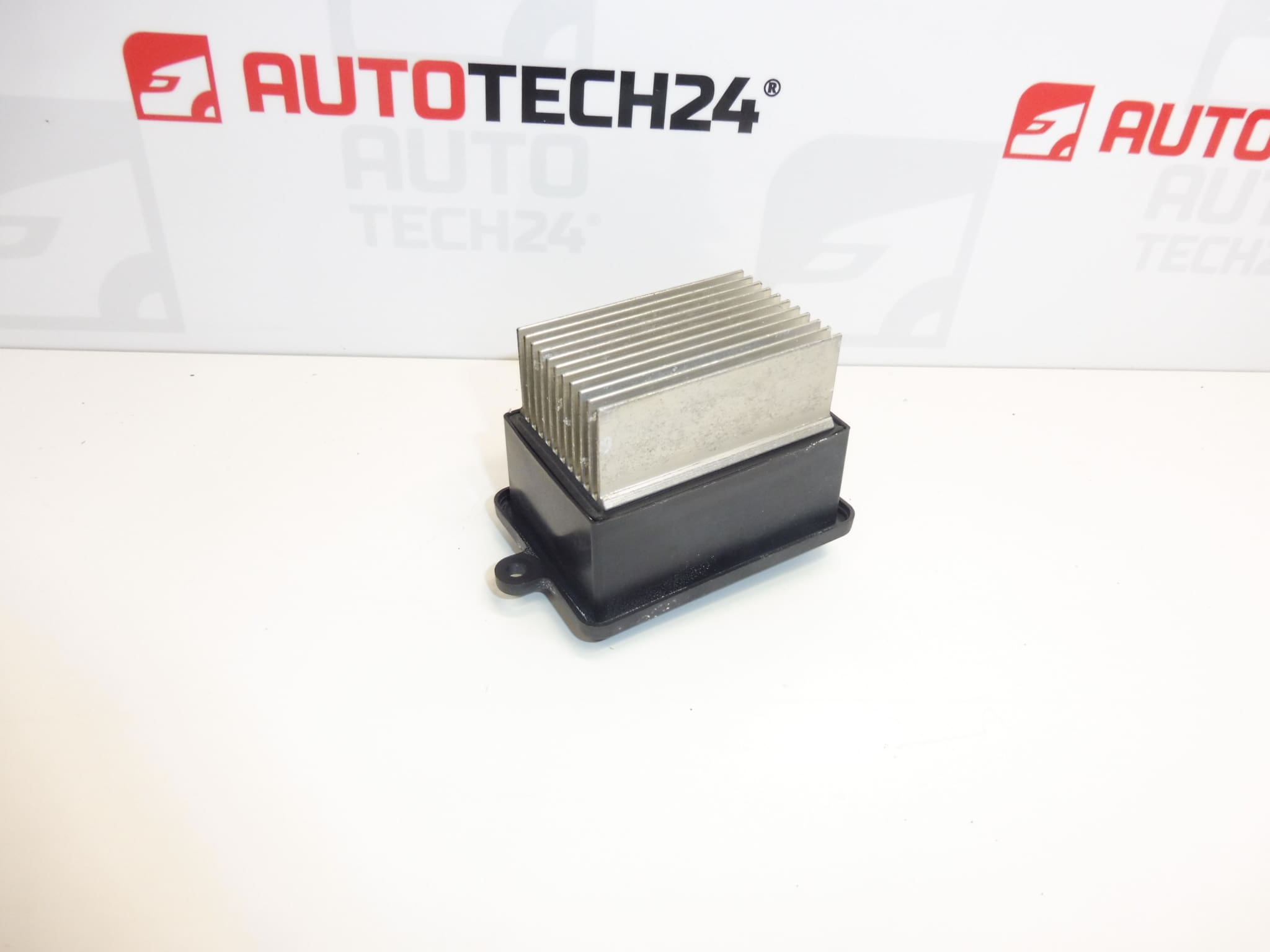 Regulátor ventilátora Citroën Peugeot 9821291880