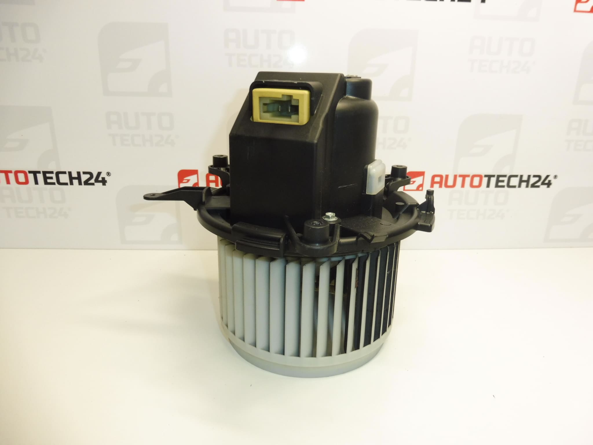 Ventilátor kúrenia Citroën Peugeot 9821292180 9849717380